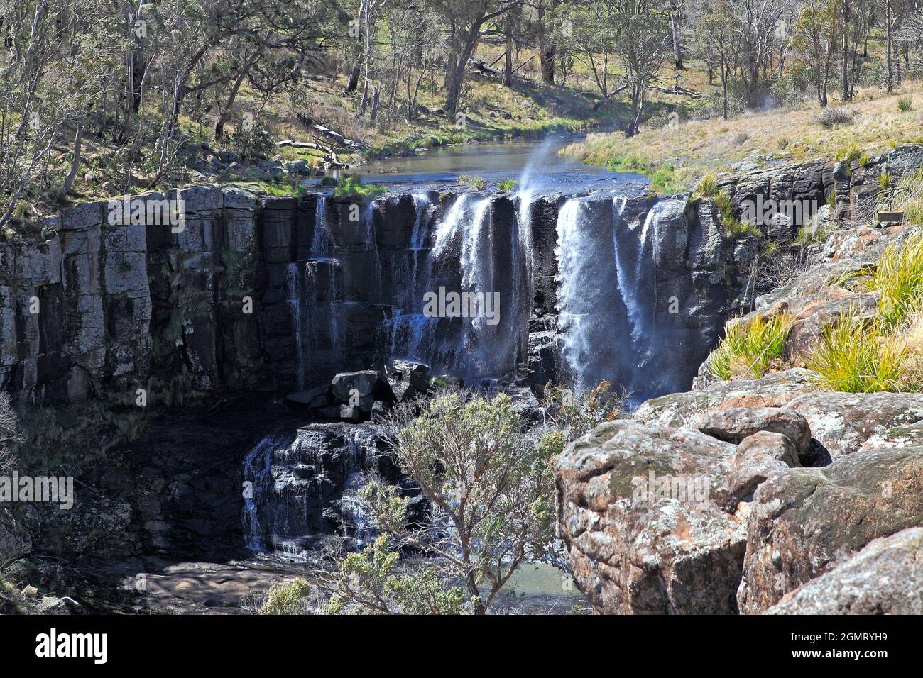 Upper Ebor Falls, im Guy Fawkes River National Park, Es gab starken Wind, der das Wasser im Wasserfall in die Luft sprengte. Stockfoto