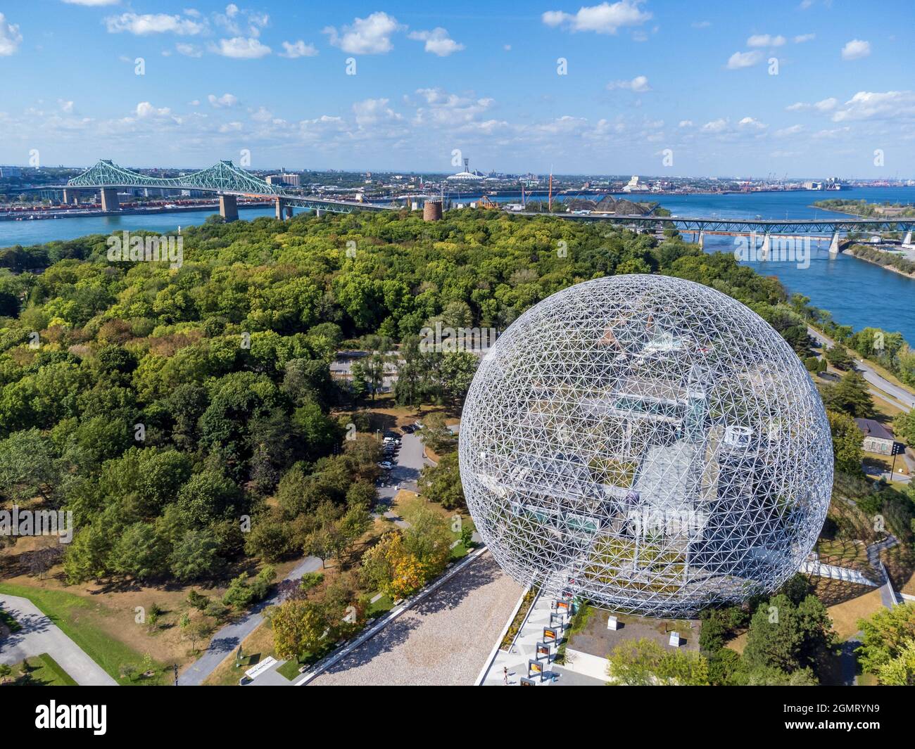 Luftaufnahme der Montreal Biosphäre im Sommer sonnigen Tag. Jean-Drapeau Park, Saint Helens Island. Ein Museum, das der Umwelt gewidmet ist. Stockfoto