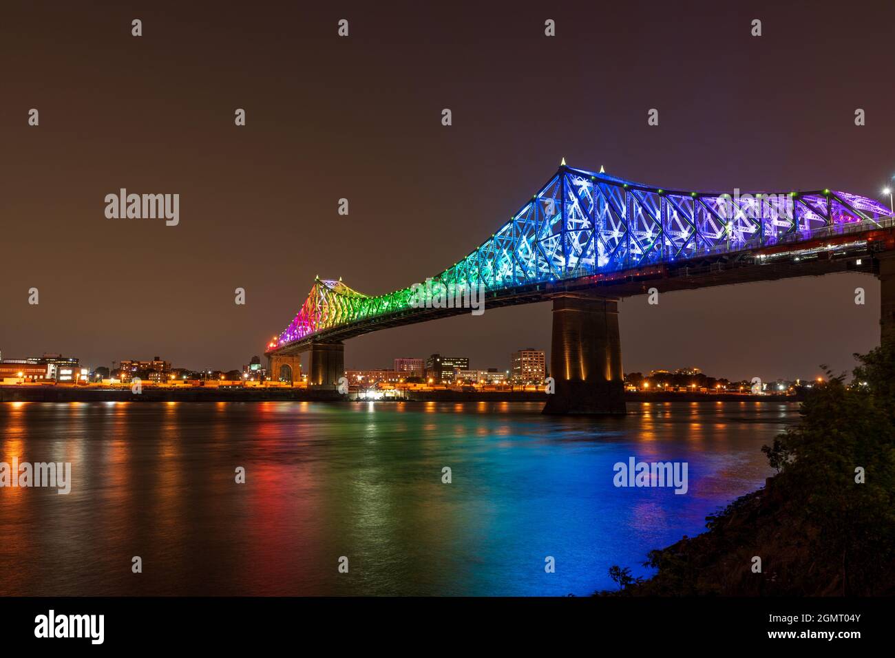 Jacques Cartier Brücke in einer Regenbogenbeleuchtung in der Nacht. Montreal, Quebec, Kanada. Stockfoto