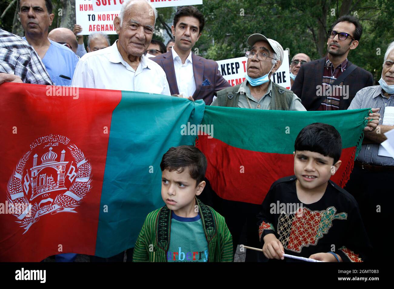 New York, USA. September 2021. Demonstranten verurteilen die neue Taliban-Regierung in Afghanistan als illegitim und flehen die internationale Gemeinschaft an, sie am 20. September 2021 in New York City, USA, als solche zu behandeln. Nach Angaben der Demonstranten haben die Taliban seit dem amerikanischen Abzug ihrer Truppen Mord begangen, Frauen daran gehindert, zur Schule zu gehen, zur Arbeit zu gehen und einen Weg zum drohenden Zusammenbruch ihrer sozialen Dienste geführt. (Foto: John Lamparski/SIPA USA) Quelle: SIPA USA/Alamy Live News Stockfoto