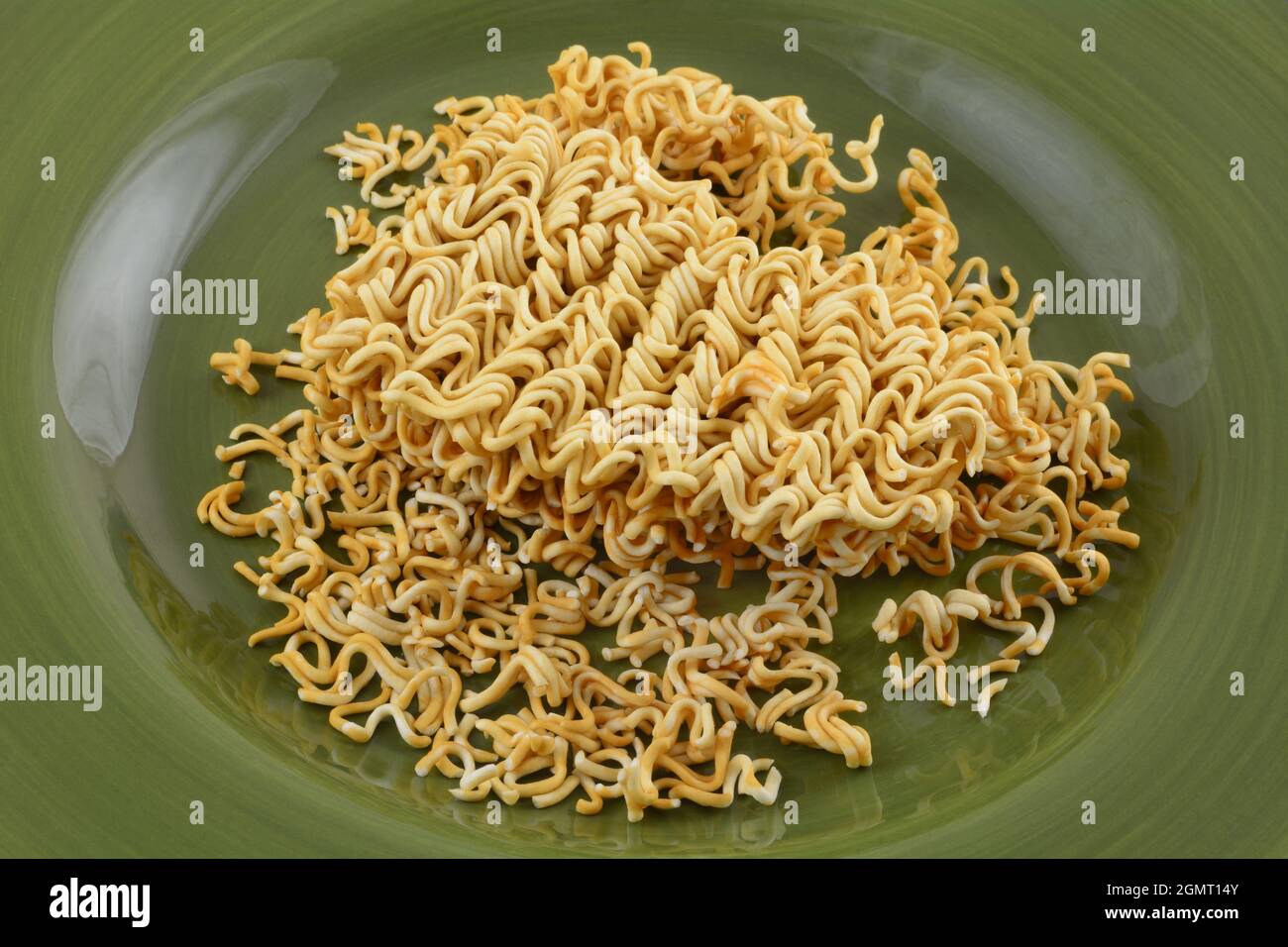 Nahaufnahme von asiatischen trockenen Nudel knackiger Snack auf grünem Teller Stockfoto