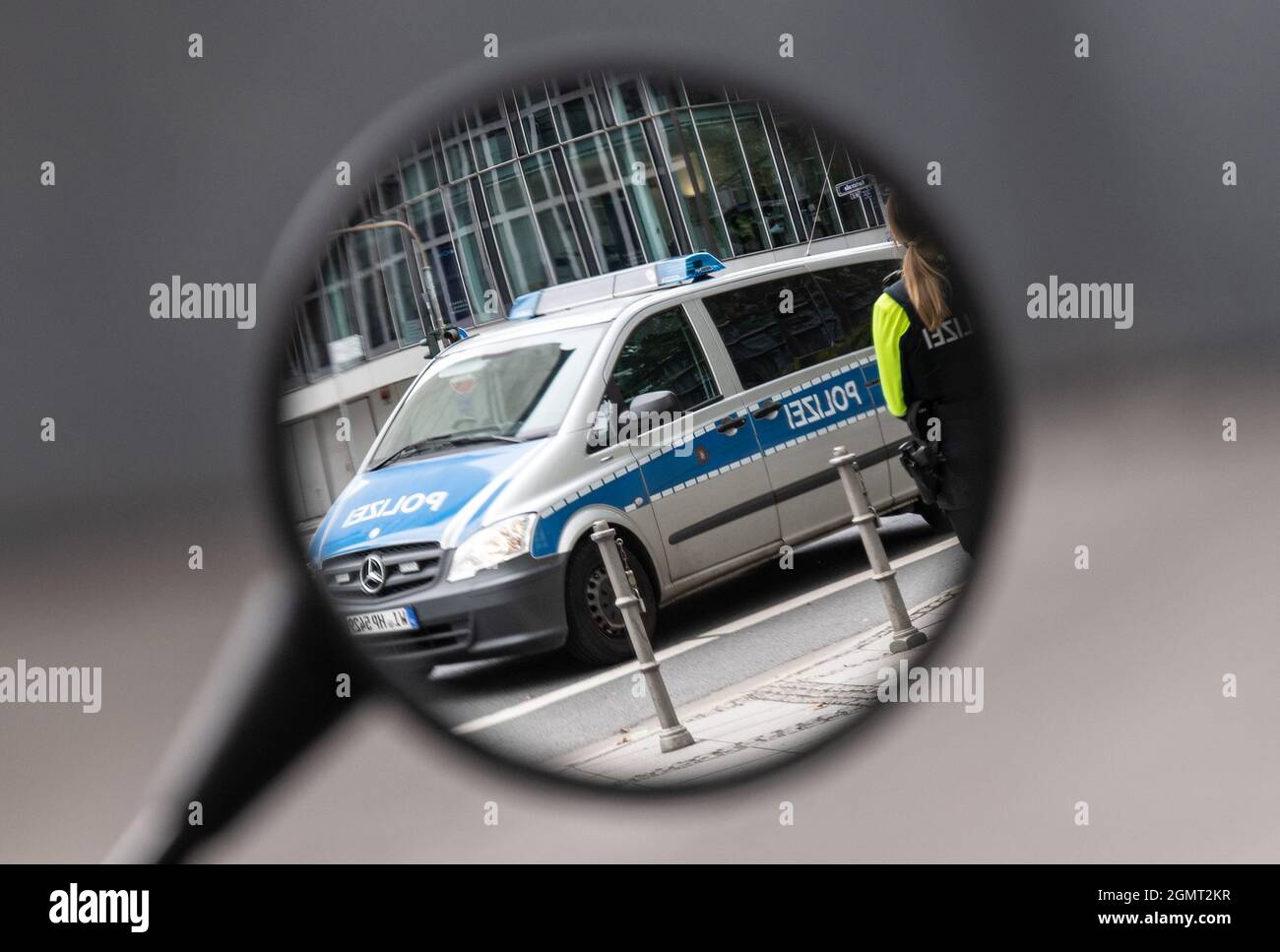 20. September 2021, Hessen, Frankfurt/Main: Ein Polizeiwagen spiegelt sich im Rückspiegel eines Fahrrads wider. Mit einer Fokuskontrolle im Stadtzentrum waren die Offiziere hauptsächlich auf den Spuren von Rotlichttätern unter Zweirädern. Foto: Boris Roessler/dpa Stockfoto