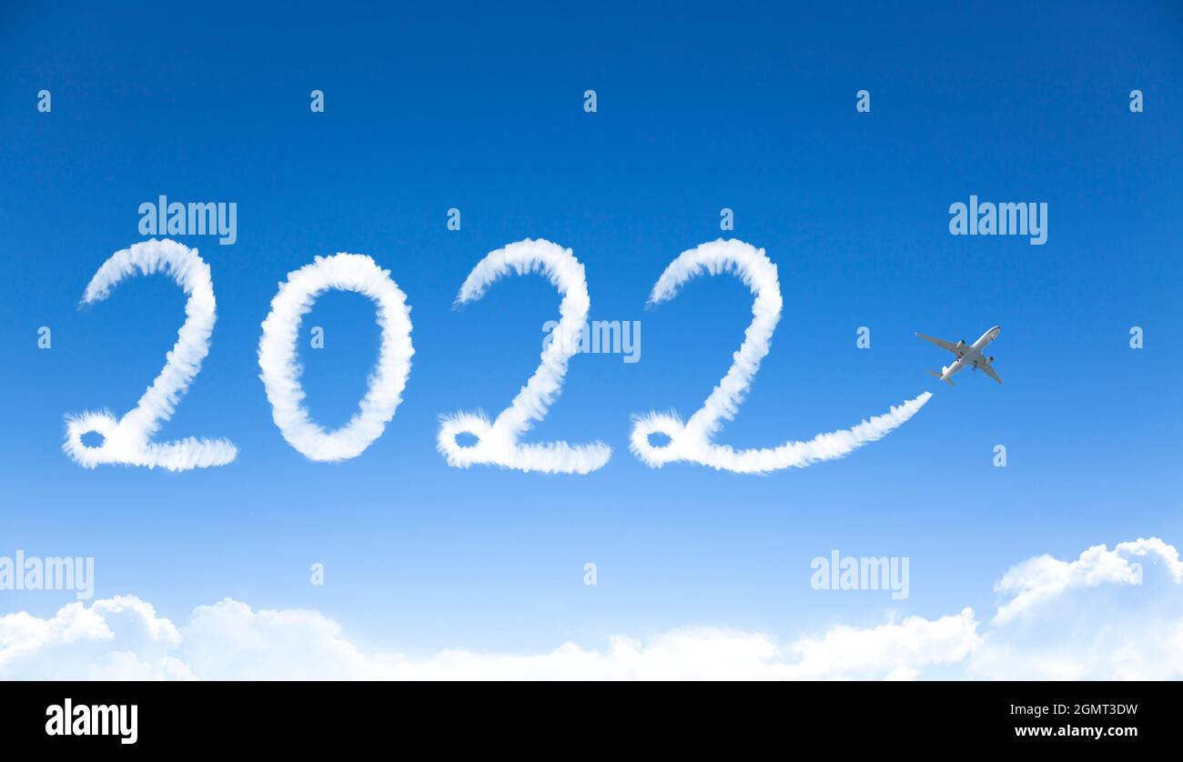 Frohes neues Jahr 2022 Konzept. Wolkenzeichnung mit dem Flugzeug in den Himmel Stockfoto