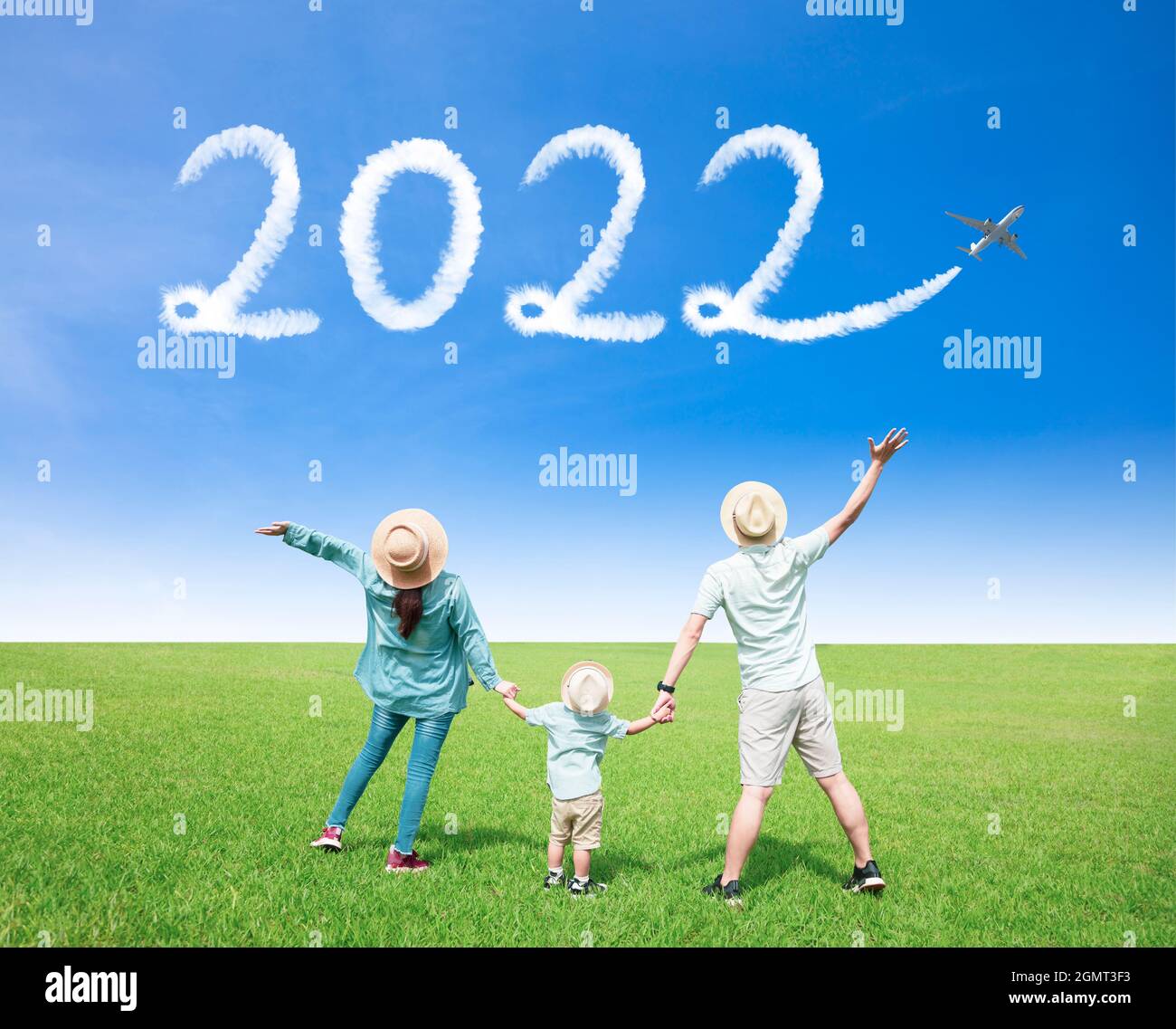 Glückliche Familie, die den Himmel beobachtet und Konzepte für das neue Jahr 2022 feiert Stockfoto