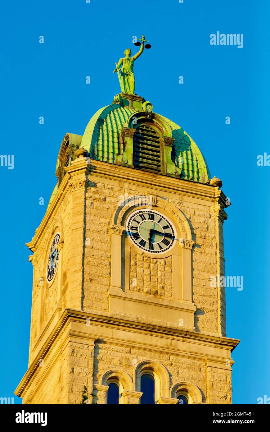 Harrisonburg, Virginia / USA - 15. Oktober 2017: Auf dem Rockingham County Courthouse in der Innenstadt von Harrisonburg steht eine „Lady Justice Statue“. Stockfoto