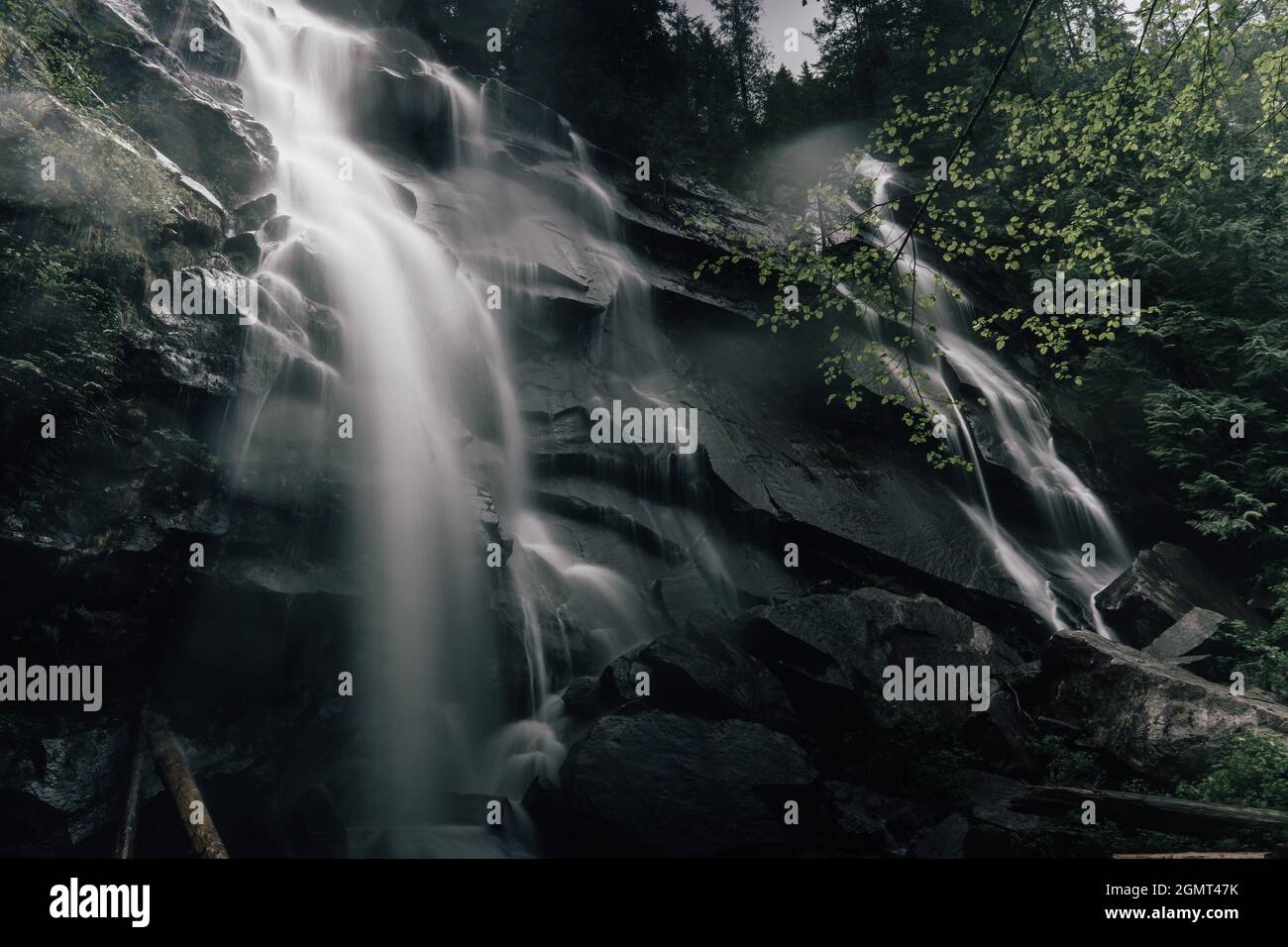 Große und kleine Wasserfälle in der Nähe von Snoqualmie Washington. Langzeitbelichtung Foto. Stockfoto