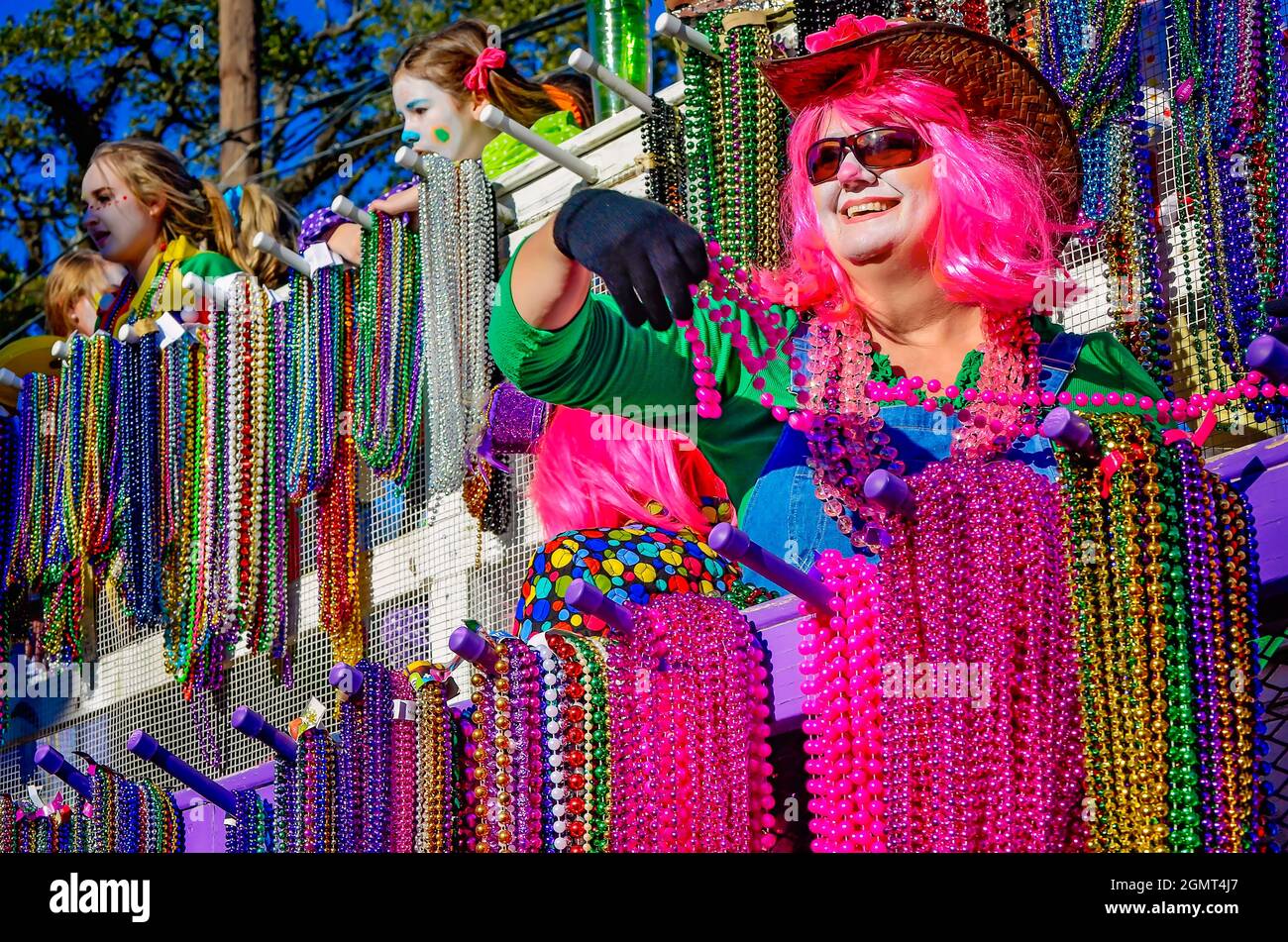 Eine Frau wirft Mardi Gras Perlen während der Joe Cain Day Mardi Gras Parade am 7. Februar 2016 in Mobile, Alabama. Stockfoto