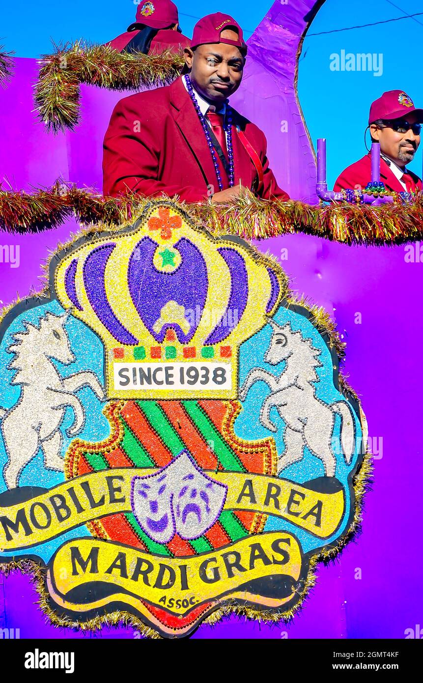 Mitglieder der Mobile Area Mardi Gras Association fahren auf einem dekorierten Festwagen während der Joe Cain Day Mardi Gras Parade, 7. Februar 2016, in Mobile, Alabama. Stockfoto
