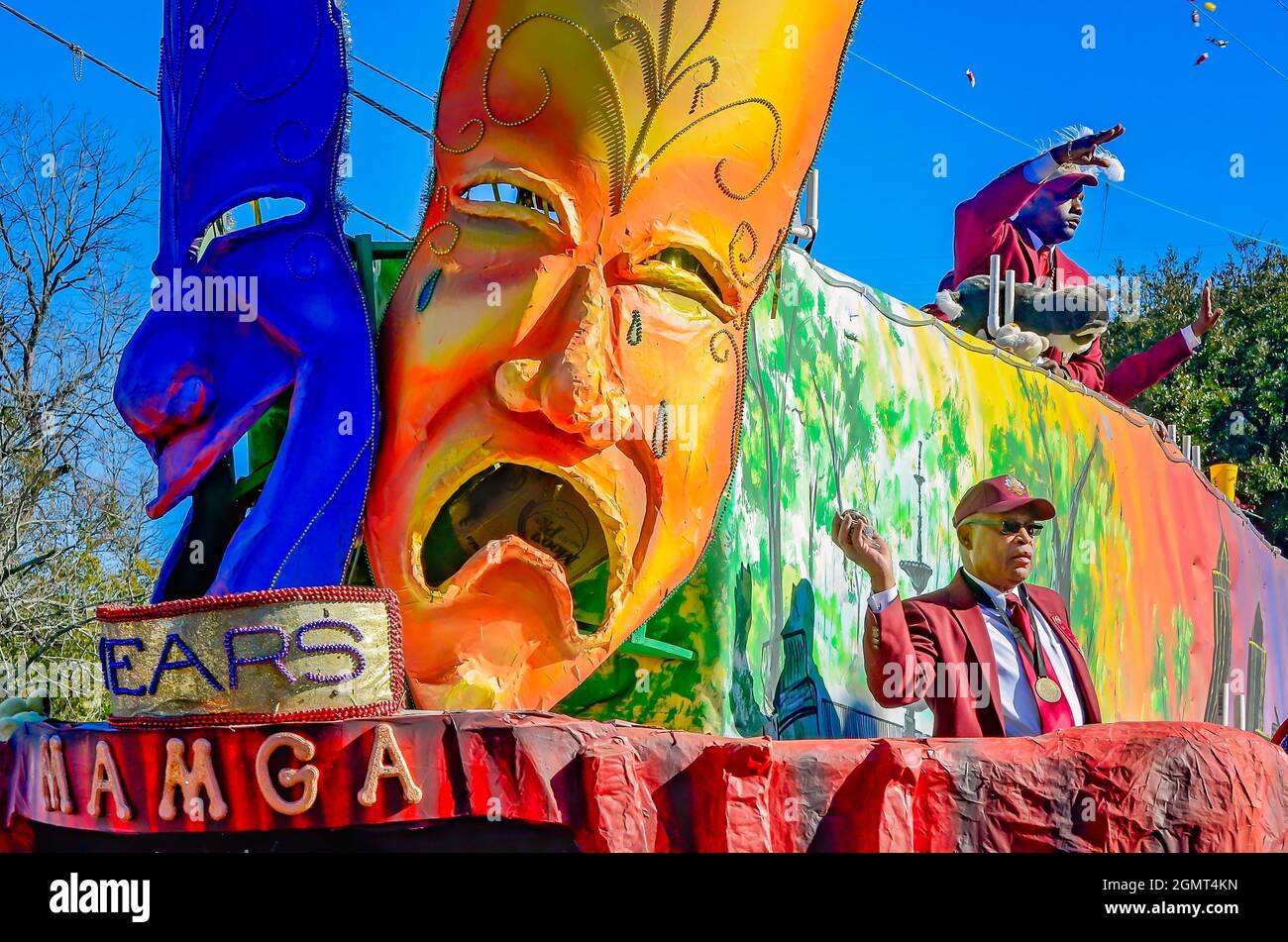 Mitglieder der Mobile Area Mardi Gras Association werfen MoonPies und Süßigkeiten während der Joe Cain Day Mardi Gras Parade, 7. Februar 2016, in Mobile, Alabama. Stockfoto