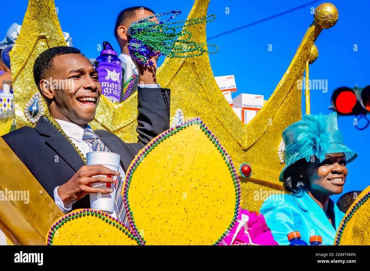Ein Mitglied der Mobile Area Mardi Gras Association wirft Mardi Gras Perlen während der Joe Cain Day Mardi Gras Parade, 7. Februar 2016, in Mobile, Alabama. Stockfoto