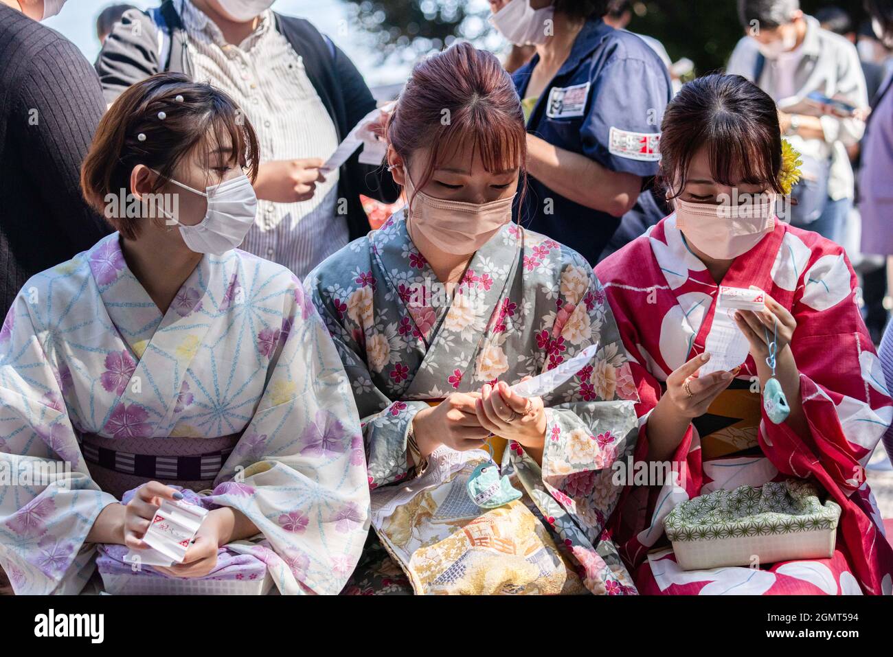 Kawagoe, Japan. September 2021. Besucher des Hikawa Shrine, gekleidet in Kimonos, lasen ihr Schicksal. Am dritten Montag im September, seit 1966, feiert Japan den Respekt vor dem Tag der Alten (keiro no hi) als Nationalfeiertag. An diesem Tag zeigen die Japaner nicht nur Dankbarkeit gegenüber älteren Menschen, sondern genießen auch den heimischen Tourismus. Nach den Olympischen Spielen und Paralympics 2020 in Tokio kehrten die Covid-19-Fälle landesweit wieder auf das Niveau vor den Olympischen Spielen zurück.“ Kredit: SOPA Images Limited/Alamy Live Nachrichten Stockfoto