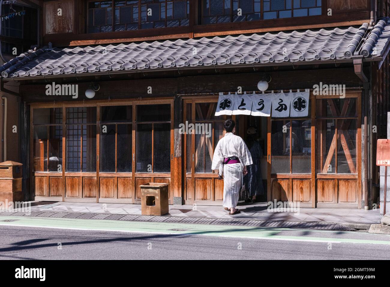 Kawagoe, Japan. September 2021. Ein Mann in traditioneller japanischer Kleidung wartet vor einem Tofu-Laden in Kawagoe. Am dritten Montag im September, seit 1966, feiert Japan den Respekt vor dem Tag der Alten (keiro no hi) als Nationalfeiertag. An diesem Tag zeigen die Japaner nicht nur Dankbarkeit gegenüber älteren Menschen, sondern genießen auch den heimischen Tourismus. Nach den Olympischen Spielen und Paralympics 2020 in Tokio kehrten die Covid-19-Fälle landesweit wieder auf das Niveau vor den Olympischen Spielen zurück.“ Kredit: SOPA Images Limited/Alamy Live Nachrichten Stockfoto