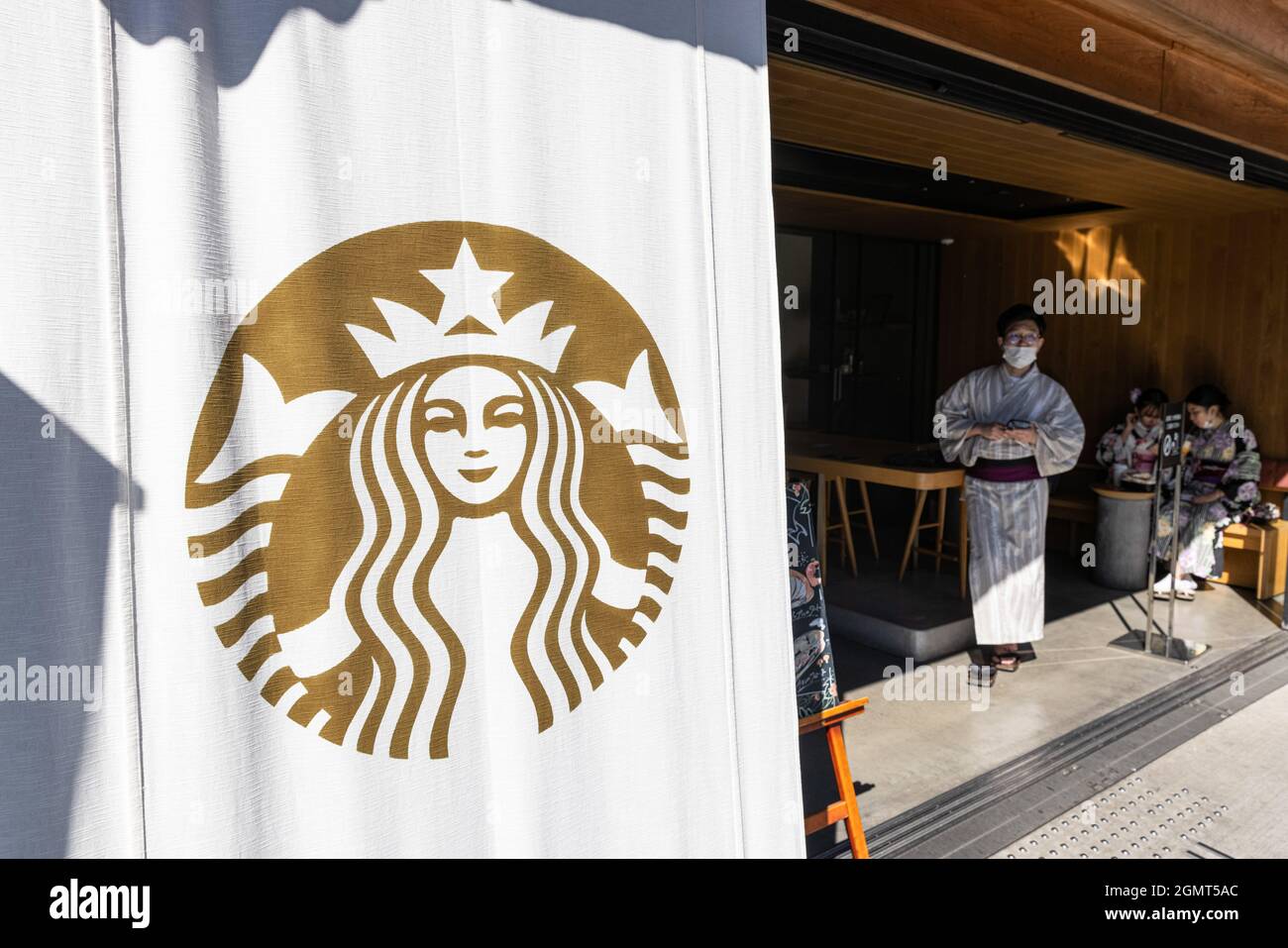 Kawagoe, Japan. September 2021. Starbucks Logo am Eingang einer ihrer Filialen in Kawagoe. Am dritten Montag im September, seit 1966, feiert Japan den Respekt vor dem Tag der Alten (keiro no hi) als Nationalfeiertag. An diesem Tag zeigen die Japaner nicht nur Dankbarkeit gegenüber älteren Menschen, sondern genießen auch den heimischen Tourismus. Nach den Olympischen Spielen und Paralympics 2020 in Tokio kehrten die Covid-19-Fälle landesweit wieder auf das Niveau vor den Olympischen Spielen zurück.“ Kredit: SOPA Images Limited/Alamy Live Nachrichten Stockfoto