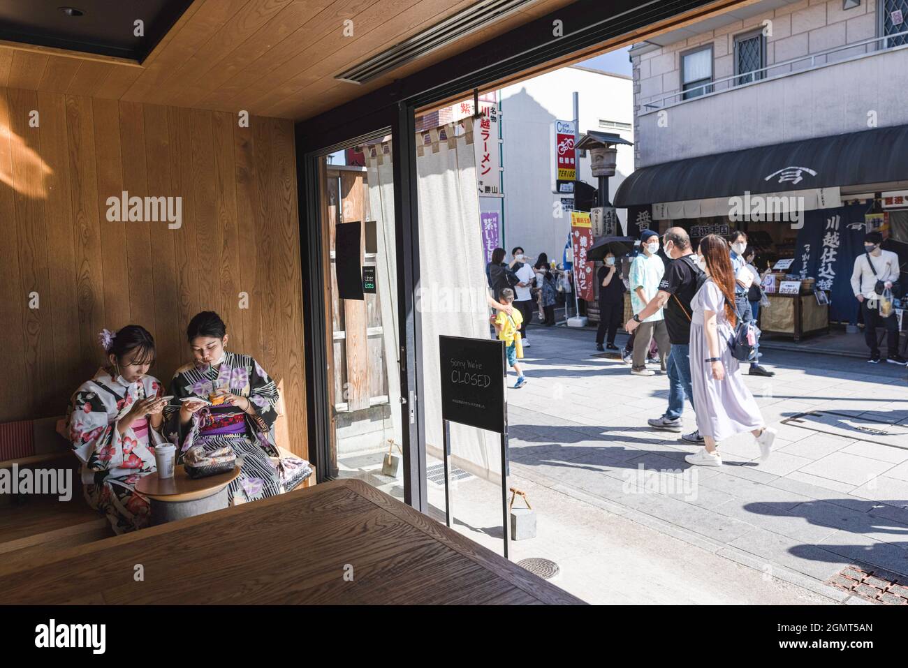 Kawagoe, Japan. September 2021. Kunden, die in Kimono's gekleidet sind, sitzen vor einem Café in der Kanetsuki Street in Kawagoe. Am dritten Montag im September, seit 1966, feiert Japan den Respekt vor dem Tag der Alten (keiro no hi) als Nationalfeiertag. An diesem Tag zeigen die Japaner nicht nur Dankbarkeit gegenüber älteren Menschen, sondern genießen auch den heimischen Tourismus. Nach den Olympischen Spielen und Paralympics 2020 in Tokio kehrten die Covid-19-Fälle landesweit wieder auf das Niveau vor den Olympischen Spielen zurück.“ Kredit: SOPA Images Limited/Alamy Live Nachrichten Stockfoto