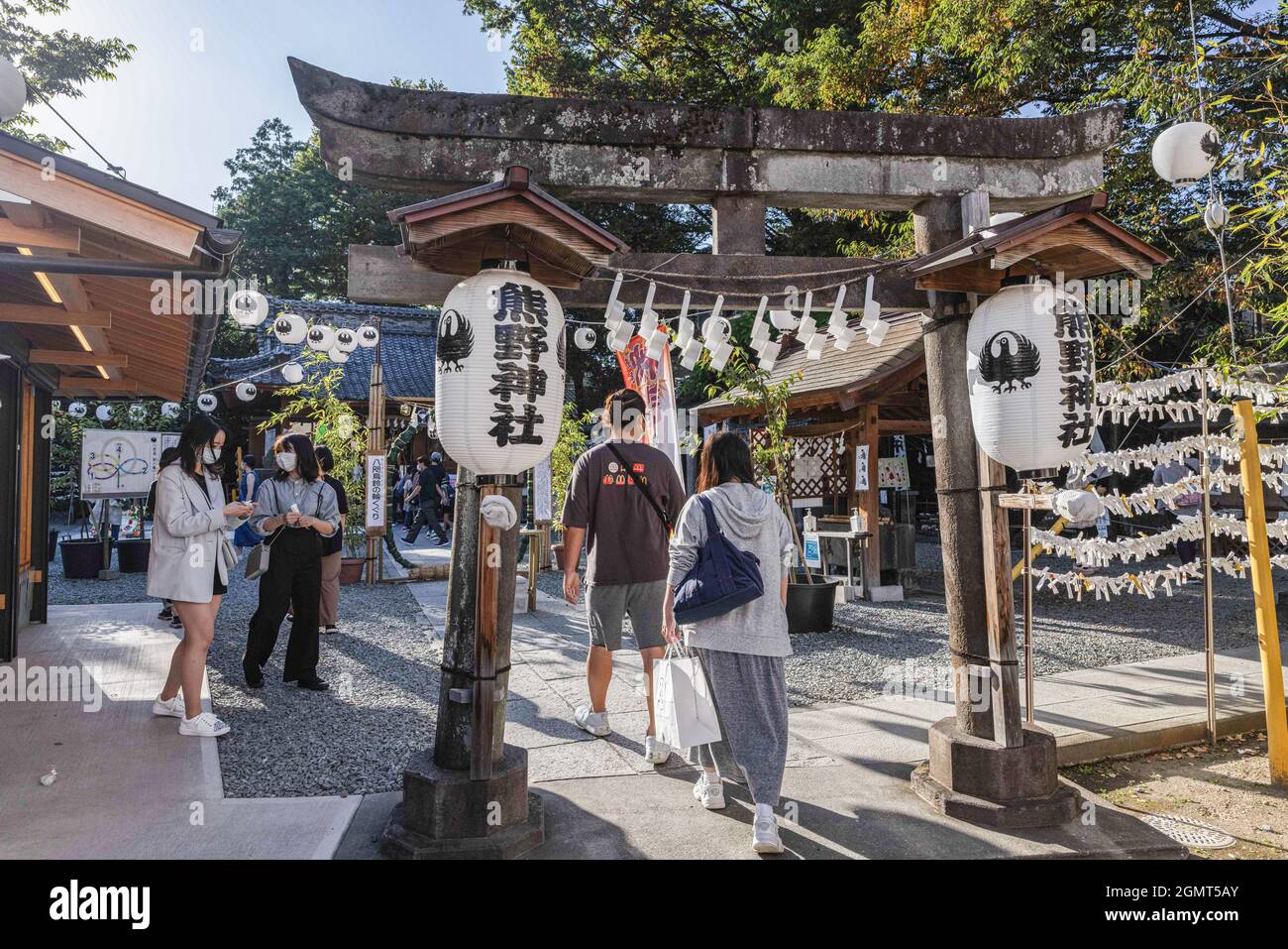 Kawagoe, Japan. September 2021. Besucher betreten den Kumano-Schrein in Kawagoe. Der Schrein ist die Heimat von Gottheiten des Glücks und der Ehe. Am dritten Montag im September, seit 1966, feiert Japan den Respekt vor dem Tag der Alten (keiro no hi) als Nationalfeiertag. An diesem Tag zeigen die Japaner nicht nur Dankbarkeit gegenüber älteren Menschen, sondern genießen auch den heimischen Tourismus. Nach den Olympischen Spielen und Paralympics 2020 in Tokio kehrten die Covid-19-Fälle landesweit wieder auf das Niveau vor den Olympischen Spielen zurück.“ Kredit: SOPA Images Limited/Alamy Live Nachrichten Stockfoto