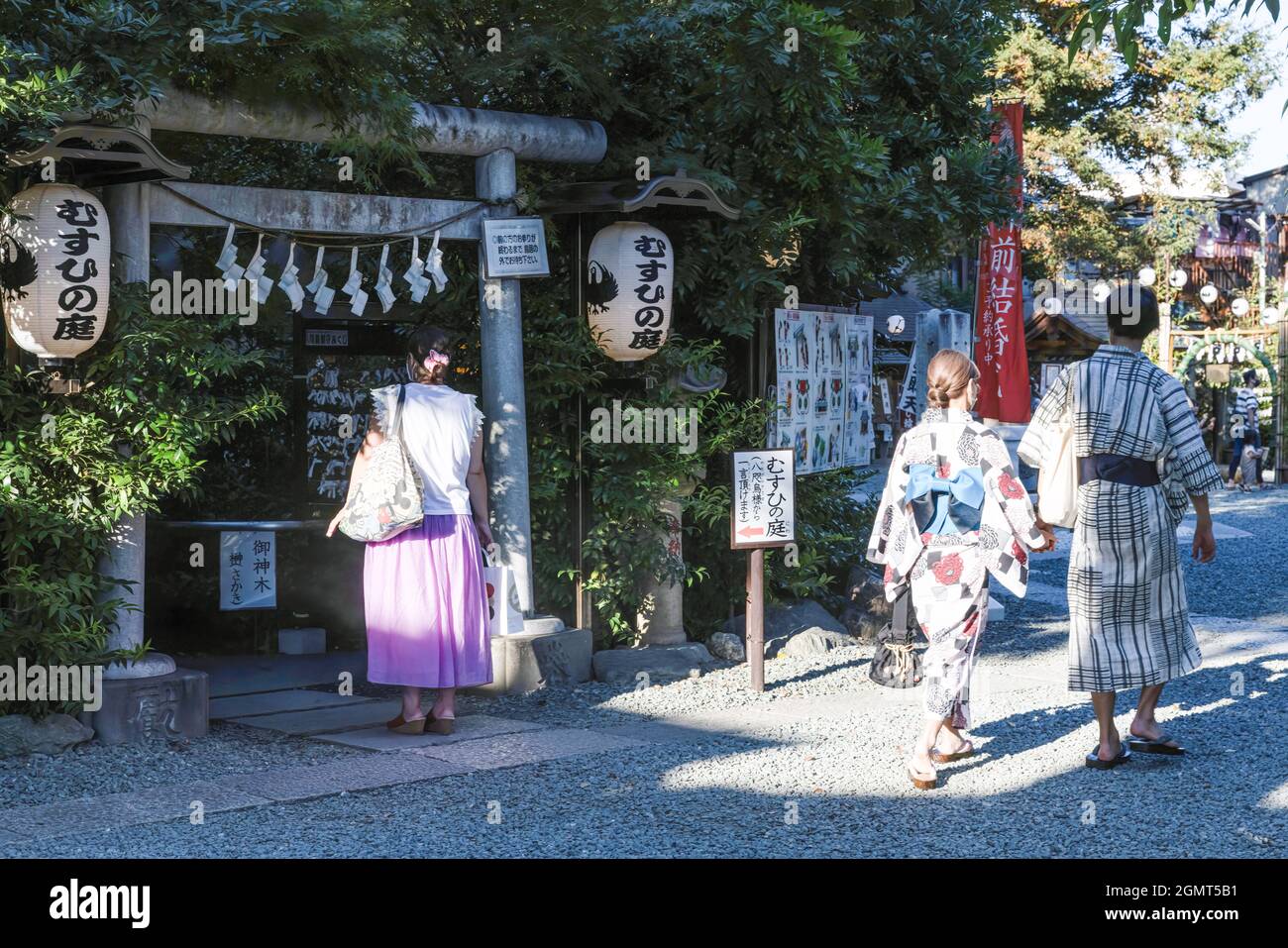 Kawagoe, Japan. September 2021. Besucher kleideten sich in Kimonos Spaziergang im Kumano-Schrein in Kawagoe. Am dritten Montag im September, seit 1966, feiert Japan den Respekt vor dem Alten Tag (keiro no hi) als Nationalfeiertag. An diesem Tag zeigen die Japaner nicht nur Dankbarkeit gegenüber älteren Menschen, sondern genießen auch den heimischen Tourismus. Nach den Olympischen Spielen und Paralympics 2020 in Tokio kehrten die Covid-19-Fälle landesweit wieder auf das Niveau vor den Olympischen Spielen zurück.“ Kredit: SOPA Images Limited/Alamy Live Nachrichten Stockfoto