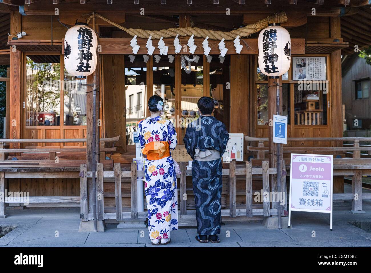 Kawagoe, Japan. September 2021. Besucher, die Kimonos Gebet im Kumano-Schrein in Kawagoe trugen. Der Schrein ist die Heimat von Gottheiten des Glücks und der Ehe. Am dritten Montag im September, seit 1966, feiert Japan den Respekt vor dem Tag der Alten (keiro no hi) als Nationalfeiertag. An diesem Tag zeigen die Japaner nicht nur Dankbarkeit gegenüber älteren Menschen, sondern genießen auch den heimischen Tourismus. Nach den Olympischen Spielen und Paralympics 2020 in Tokio kehrten die Covid-19-Fälle landesweit wieder auf das Niveau vor den Olympischen Spielen zurück.“ Kredit: SOPA Images Limited/Alamy Live Nachrichten Stockfoto