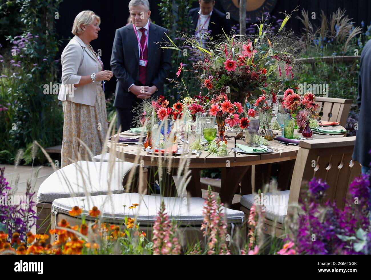 London, Großbritannien. September 2021. Am 20. September 2021 nehmen die Menschen am Pressetag der RHS (Royal Horticultural Society) Chelsea Flower Show in London, Großbritannien, Teil. Die jährliche RHS Chelsea Flower Show wird hier vom 21. Bis 26. September für die Öffentlichkeit zugänglich sein. Quelle: Han Yan/Xinhua/Alamy Live News Stockfoto