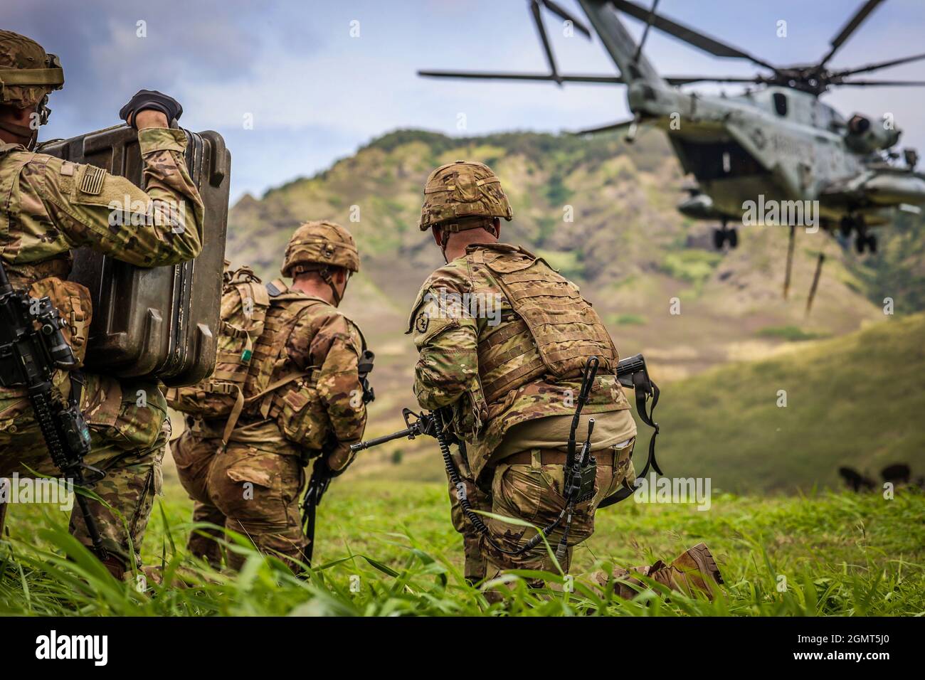 Chofield Barracks, HI – Soldaten von Charlie Battery „Copperheads“, 3. Bataillon, 7. Feldartillerie, 25th Infantry Division Artillery (25th DIVARTY) Sling beladen M777A2 Haubitzen auf einen CH-53E und führte einen gemeinsamen Luftangriff mit Marines vom Combat Logistics Bataillon 3 und Marine Heavy Helicopter Squadron 463 im Rahmen der Operation „Steel Crucible“ am 16. September 2021 von Schofield Barracks, Hawaii nach Makua Valley, Hawaii. Durch diese Übung wurde die gemeinsame Fähigkeit von Air Assault in einer Umgebung mit mehreren Domänen verbessert. Operation Steel Crucible ist ein umfassendes, komplexes 2-wöchiges Bataillon exe Stockfoto