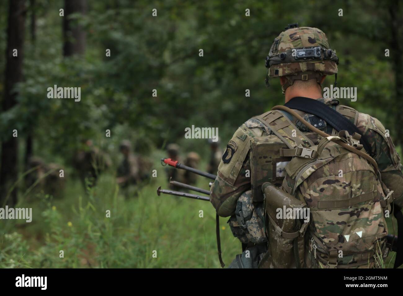 2-506 Infanterie-Regiment, 3. Brigade Combat Team, 101. Airborne Division (Air Assault) Soldaten sichern eine kleine Stadt vor feindlichen Kämpfern im Joint Readiness Training Center, Fort Polk, LA. In der 101. Werden wir wieder in die Ausbildung für groß angelegte Kampfeinsätze zurückversetzt, diese Art von Training bei JRTC ist wesentlich, wie die 101. Ihre Bereitschaft aufrechterhält, jeden zukünftigen Kampf zu gewinnen, wenn sie zur Verteidigung der Nation aufgefordert wird. Fotos von: SPC. Jordy Harris, 101st Airborne Division (Air Assault) Public Affairs Office Stockfoto