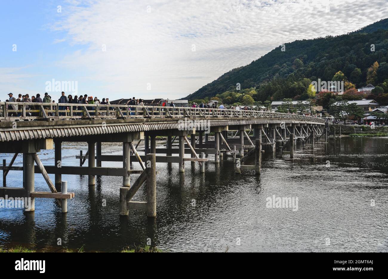 Kyoto, Japan – 22. November 2019. Die Menschen gehen auf der Togetsu-kyo-Brücke in Arashiyama, Kyoto, Japan. Eine 155-Meter-Brücke ist ein bekannter Ort von landschaftlicher Schönheit in Stockfoto