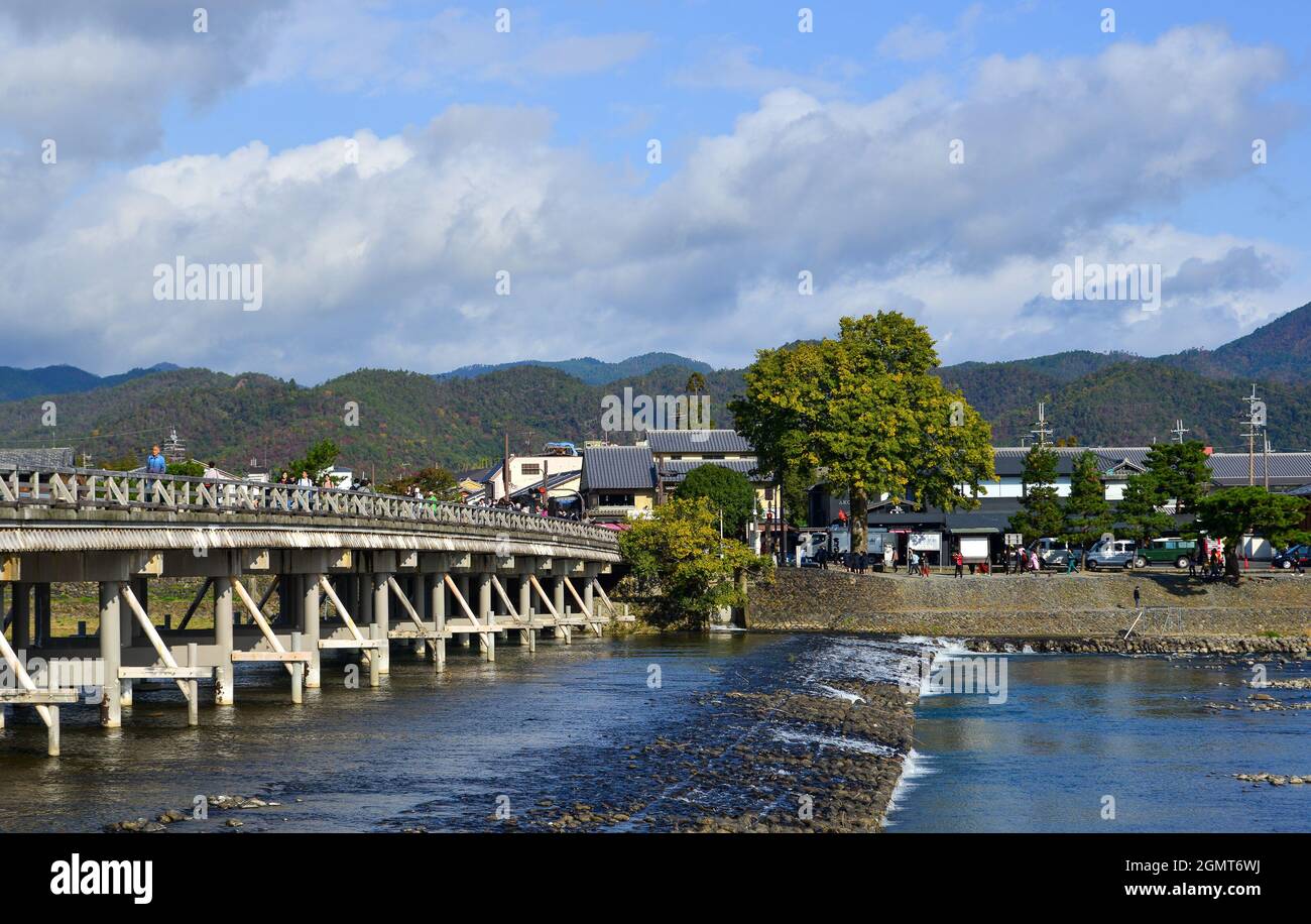 Kyoto, Japan – 22. November 2019. Die Menschen gehen auf der Togetsu-kyo-Brücke in Arashiyama, Kyoto, Japan. Eine 155-Meter-Brücke ist ein bekannter Ort von landschaftlicher Schönheit in Stockfoto