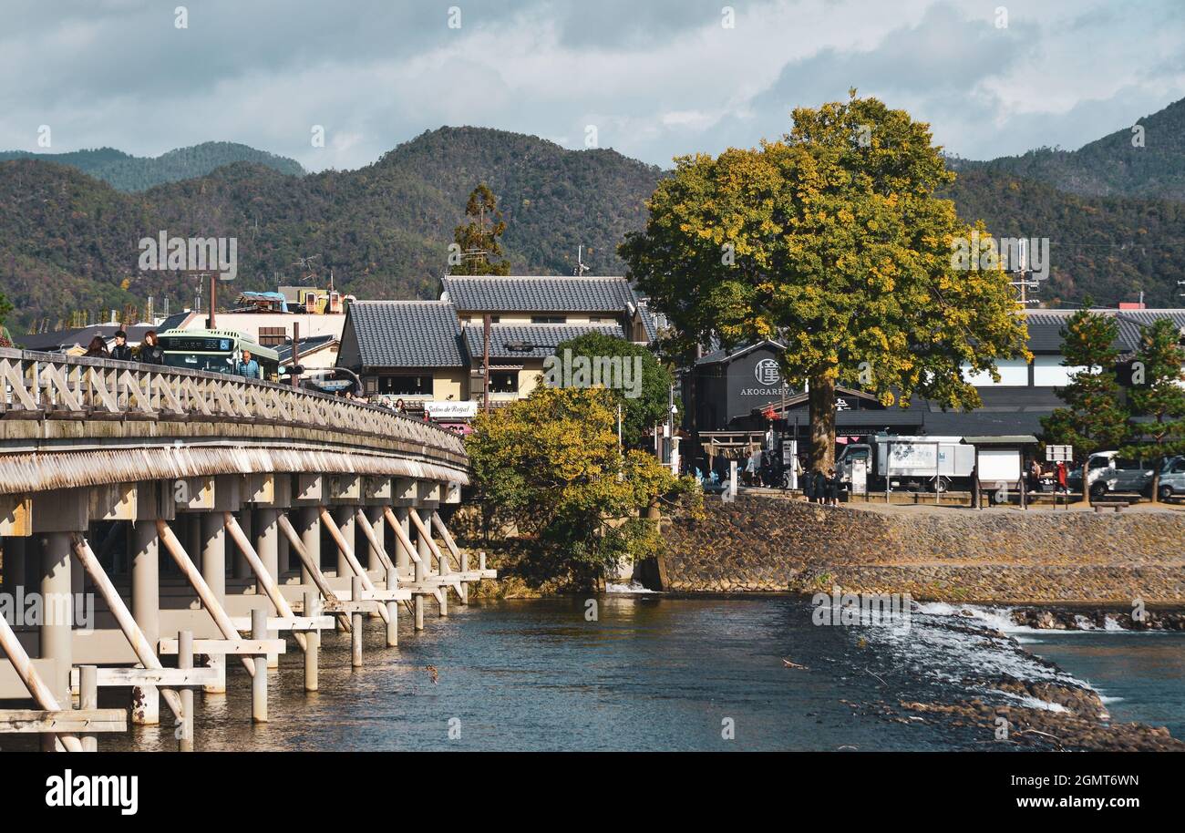 Kyoto, Japan – 22. November 2019. Die Menschen gehen auf der Togetsu-kyo-Brücke in Arashiyama, Kyoto, Japan. Eine 155-Meter-Brücke ist ein bekannter Ort von landschaftlicher Schönheit in Stockfoto