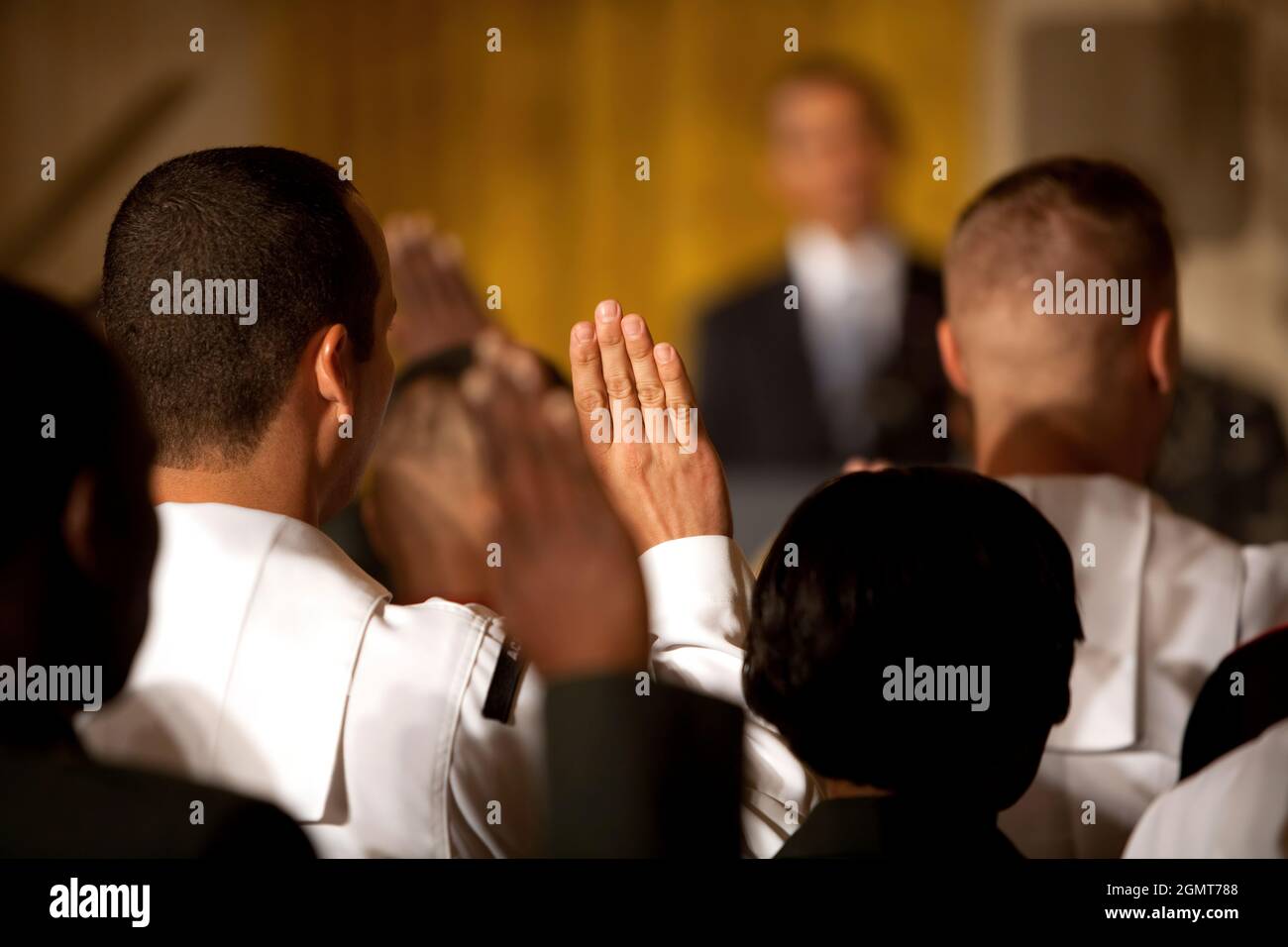 Mitglieder des Militärs heben ihre Hände während einer Einbürgerungszeremonie für aktive Dienstmitglieder im Ostsaal des Weißen Hauses, 1. Mai 2009. Offizielles Foto des Weißen Hauses von Lawrence Jackson. Dieses offizielle Foto des Weißen Hauses wird von Nachrichtenorganisationen zur Veröffentlichung und/oder zum persönlichen Druck durch den/die Betreff(e) des Fotos zur Verfügung gestellt. Das Foto darf nicht manipuliert oder in Materialien, Werbung, Produkten oder Werbeaktionen verwendet werden, die in irgendeiner Weise die Zustimmung oder Billigung des Präsidenten, der Ersten Familie oder des Weißen Hauses nahelegen. Stockfoto