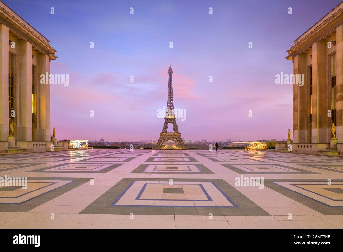 Eiffelturm bei Sonnenaufgang vom Trocadero Fountains in Paris, Frankreich Stockfoto