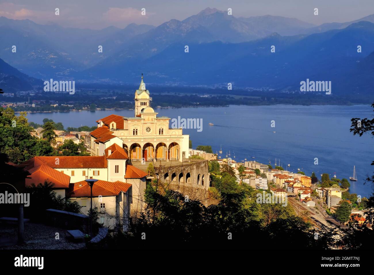 Heiligtum der Madonna del Sasso kurz vor Sonnenuntergang mit Lago Maggiore und dunklen Bergen in Locarno, Tessin, Schweiz Stockfoto