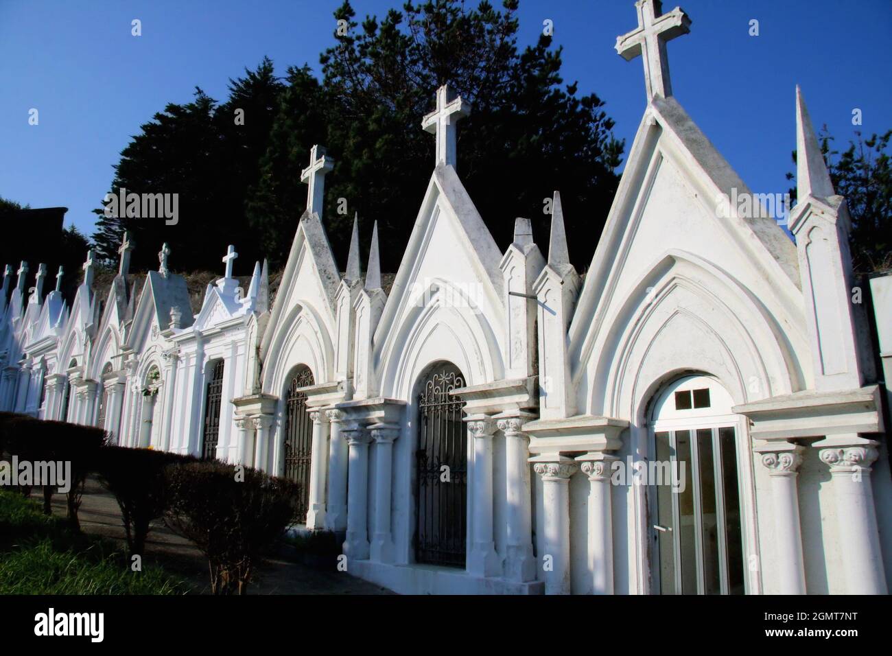 Weiße Marmorgräber auf dem Friedhof auf dem Hügel mit Blick auf Luarca, Asturien, Spanien Stockfoto