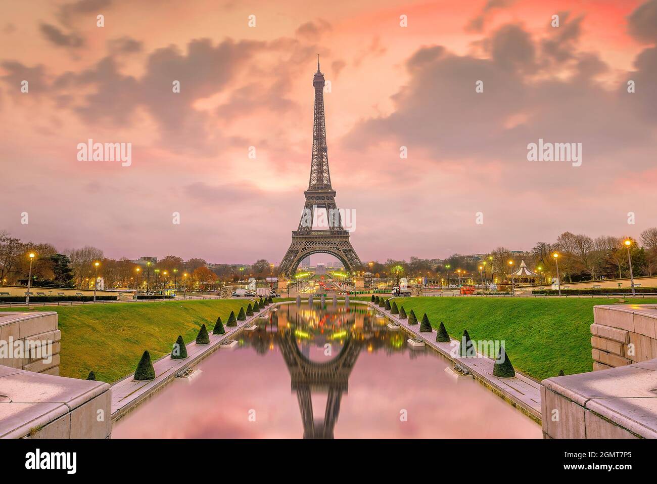 Eiffelturm bei Sonnenaufgang vom Trocadero Fountains in Paris, Frankreich Stockfoto