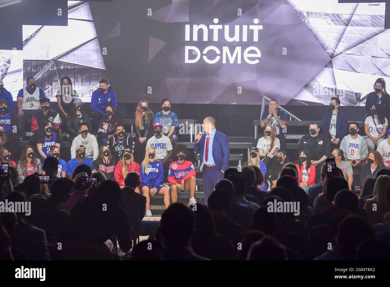 Tyronn Lue, Cheftrainer von Los Angeles Clippers, spricht während einer feierlichen Grundsteinlegung für das neue Zuhause der Los Angeles Clippers, Intuit Dome, am Freitag, Stockfoto
