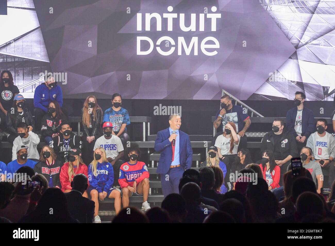 Tyronn Lue, Cheftrainer von Los Angeles Clippers, spricht während einer feierlichen Grundsteinlegung für das neue Zuhause der Los Angeles Clippers, Intuit Dome, am Freitag, Stockfoto