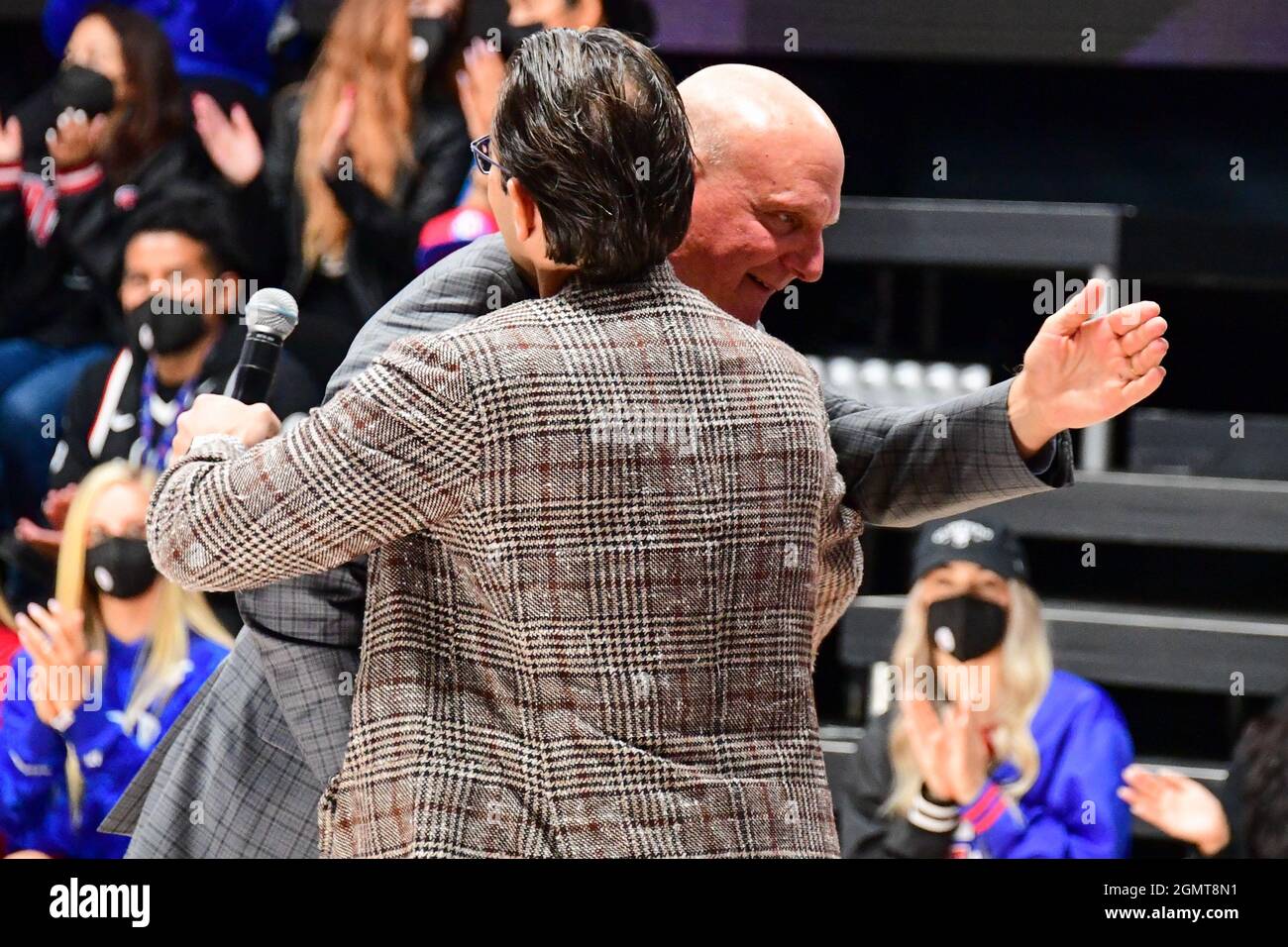 Intuit CEO Sasan Goodarzi umarmt den Besitzer von Los Angeles Clippers Steve Ballmer während einer Grundsteinlegung für das neue Zuhause der Los Angeles Clippers, Stockfoto