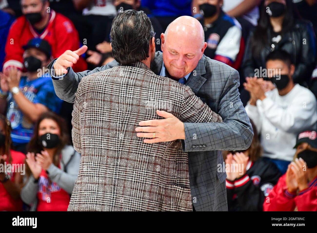 Intuit CEO Sasan Goodarzi wird im Rahmen eines Spatenstichs für das neue Zuhause der Los Angeles Clippers, Intuit Dome, Frida, mit einem Trikot überreicht Stockfoto