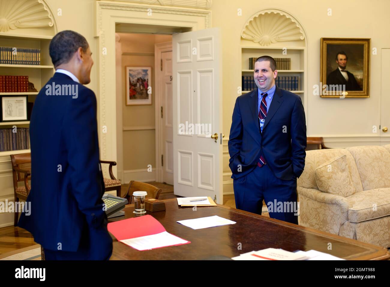 Präsident Barack Obama spricht mit Mark Lippert, Chef des Stabes im nationalen Sicherheitsrat, im Oval Office vor einem Telefonat mit Präsident Jacob Zuma in Südafrika.  Offiziellen White House Photo by Pete Souza.  Dieses offizielle weiße Haus Foto ist für die Veröffentlichung von Nachrichten-Organisationen und/oder für den persönlichen Gebrauch Druck durch das Subjekt (s) des Fotos zur Verfügung. Das Foto darf nicht in irgendeiner Weise manipuliert oder in Materialien, Werbung, Produkte oder Aktionen, die in irgendeiner Weise, Zustimmung oder Billigung des Präsidenten, die erste Familie oder t vorschlagen verwendet werden Stockfoto