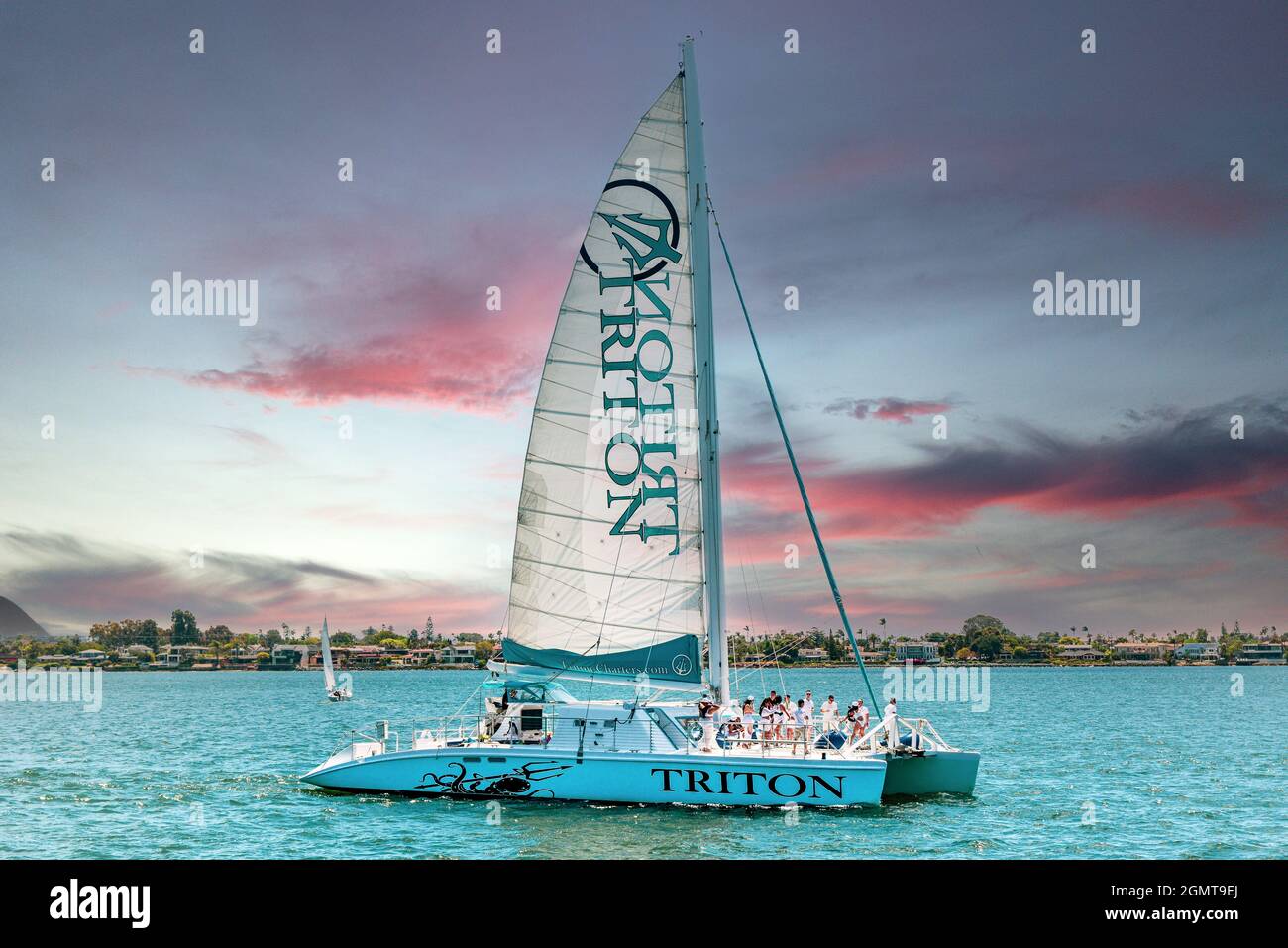 Menschen feiern an Bord der gecharterten Luxuskatamaran-Yacht „The Triton“, die in der San Diego Bay in Südkalifornien segelt Stockfoto