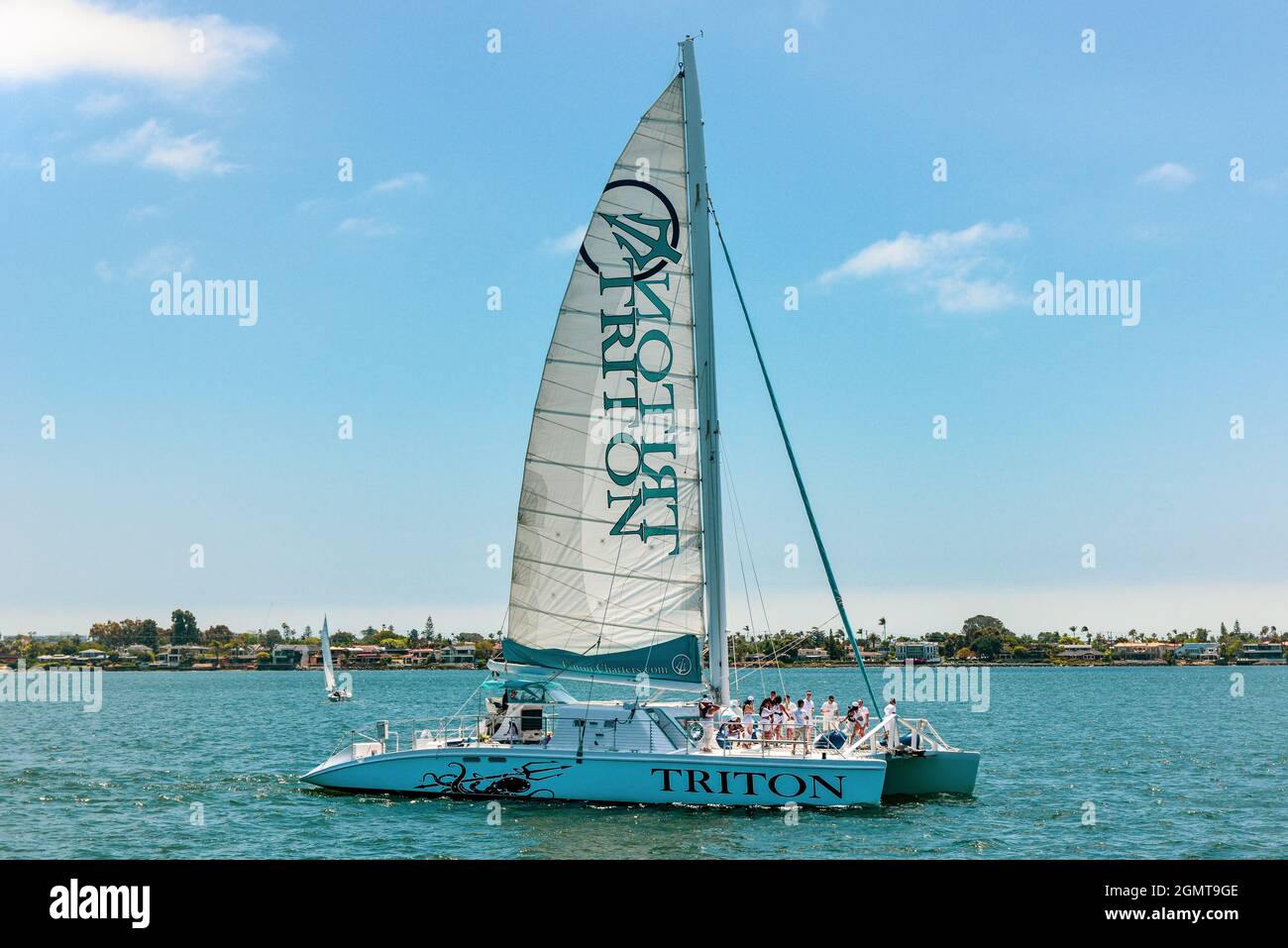 Menschen feiern an Bord der gecharterten Luxuskatamaran-Yacht „The Triton“, die in der San Diego Bay in Südkalifornien segelt Stockfoto