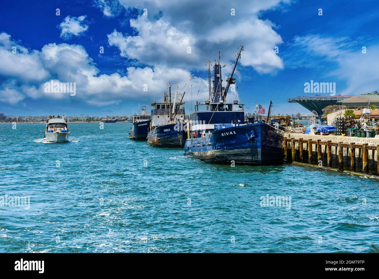 Rostige, alte Fischerboote und Trawler dockten an der Seite des Piers im Hafen von San Diego in San Diego, Südkalifornien Stockfoto