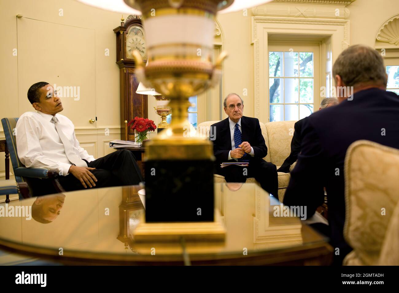 Präsident Barack Obama bei einem Treffen des Oval Office mit dem Gesandten des Nahen Ostens, George Mitchell, 15. Mai 2009. (Offizielles Foto des Weißen Hauses von Pete Souza) Dieses offizielle Foto des Weißen Hauses wird zur Veröffentlichung durch Nachrichtenorganisationen und/oder zum persönlichen Druck durch die Betreffzeile(en) des Fotos zur Verfügung gestellt. Das Foto darf in keiner Weise manipuliert oder in Materialien, Anzeigen, Produkten oder Werbeaktionen verwendet werden, die in irgendeiner Weise die Zustimmung oder Billigung des Präsidenten, der ersten Familie oder des Weißen Hauses nahelegen. Stockfoto