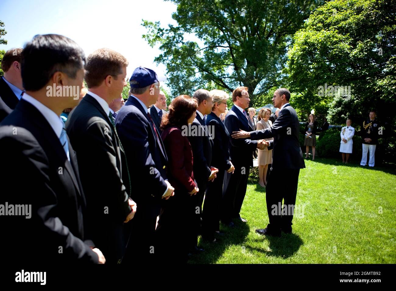 Präsident Barack Obama schüttelt die Hände mit der kalifornischen Regierung. Arnold Schwarzenegger im Rosengarten des Weißen Hauses während einer Veranstaltung zur Bekanntgabe neuer Kraftstoff- und Emissionsnormen für Pkw und Lkw am 19. Mai 2009. Mit Schwarzenegger stehen Michigan Gov. Jennifer Granholm und Massachusetts Gov. Deval Patrick. Offizielles Foto des Weißen Hauses von Samantha Appleton. Dieses offizielle Foto des Weißen Hauses wird von Nachrichtenorganisationen zur Veröffentlichung und/oder zum persönlichen Druck durch den/die Betreff(e) des Fotos zur Verfügung gestellt. Das Foto darf in keiner Weise manipuliert oder in Material verwendet werden Stockfoto