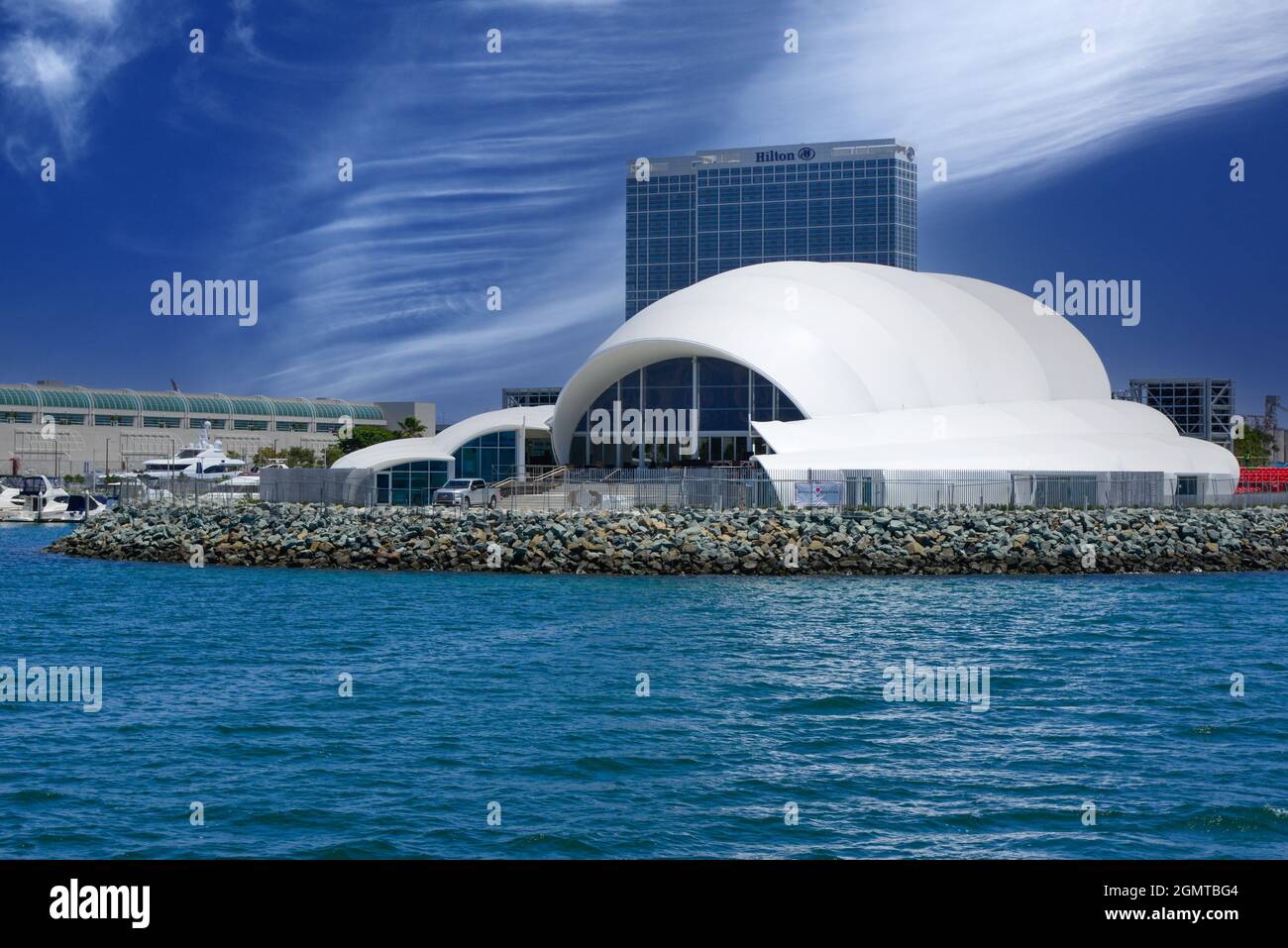 Das legendäre Rady Shell Amphitheater im Jacobs Park im Embarcadero Marina Park South, Heimat der San Diego Symphony, an der Bucht von San Diego, CA Stockfoto