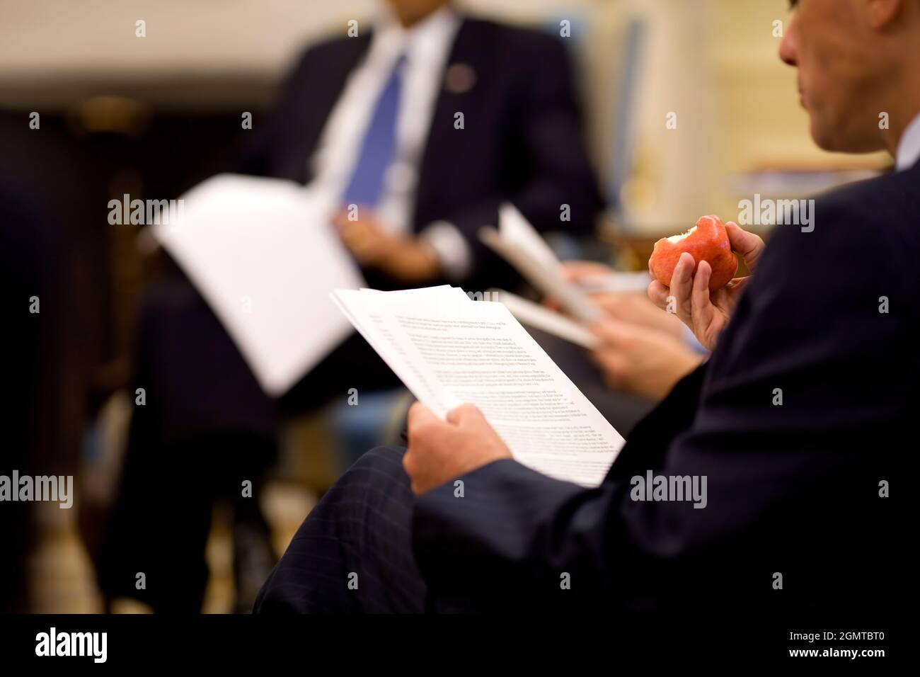 Rahm Emanuel, Stabschef des Weißen Hauses, überprüft die Rede von Präsident Barack Obama zur nationalen Sicherheit, 21. Mai 2009. (Offizielles Foto des Weißen Hauses von Pete Souza) Dieses offizielle Foto des Weißen Hauses wird zur Veröffentlichung durch Nachrichtenorganisationen und/oder zum persönlichen Druck durch die Betreffzeile(en) des Fotos zur Verfügung gestellt. Das Foto darf in keiner Weise manipuliert oder in Materialien, Anzeigen, Produkten oder Werbeaktionen verwendet werden, die in irgendeiner Weise die Zustimmung oder Billigung des Präsidenten, der ersten Familie oder des Weißen Hauses nahelegen. Stockfoto