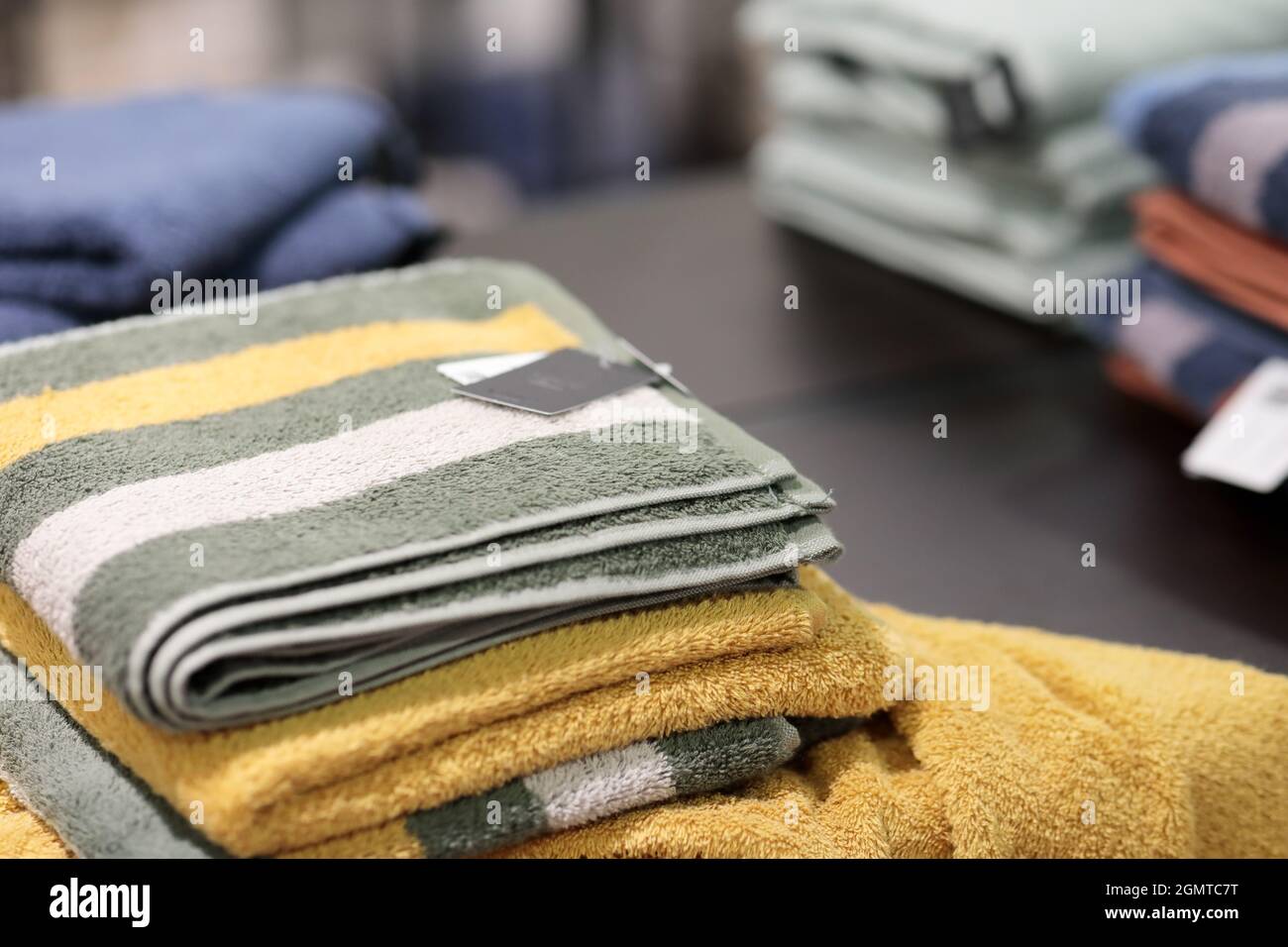Neue Frottee-Handtücher aus Baumwolle auf der Ladentisch. Selektiver Fokus. Stockfoto
