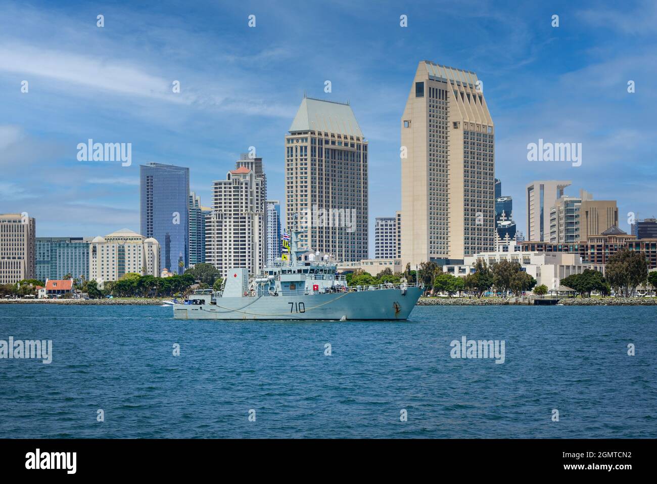 Ein Küstenpatrouillenboot der kanadischen Marine, bekannt als ausländischer Besucher, fährt durch die Bucht von San Diego mit der atemberaubenden Skyline von San Diego, CA, im Hintergrund Stockfoto