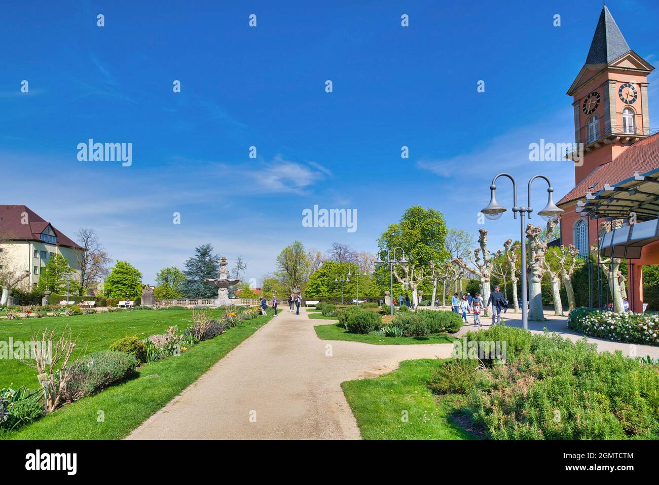 Bad Dürkheim, Deutschland - April 2021: Öffentlicher Kurpark im Zentrum der Kurstadt Bad Dürkheim am sonnigen Frühlingstag Stockfoto