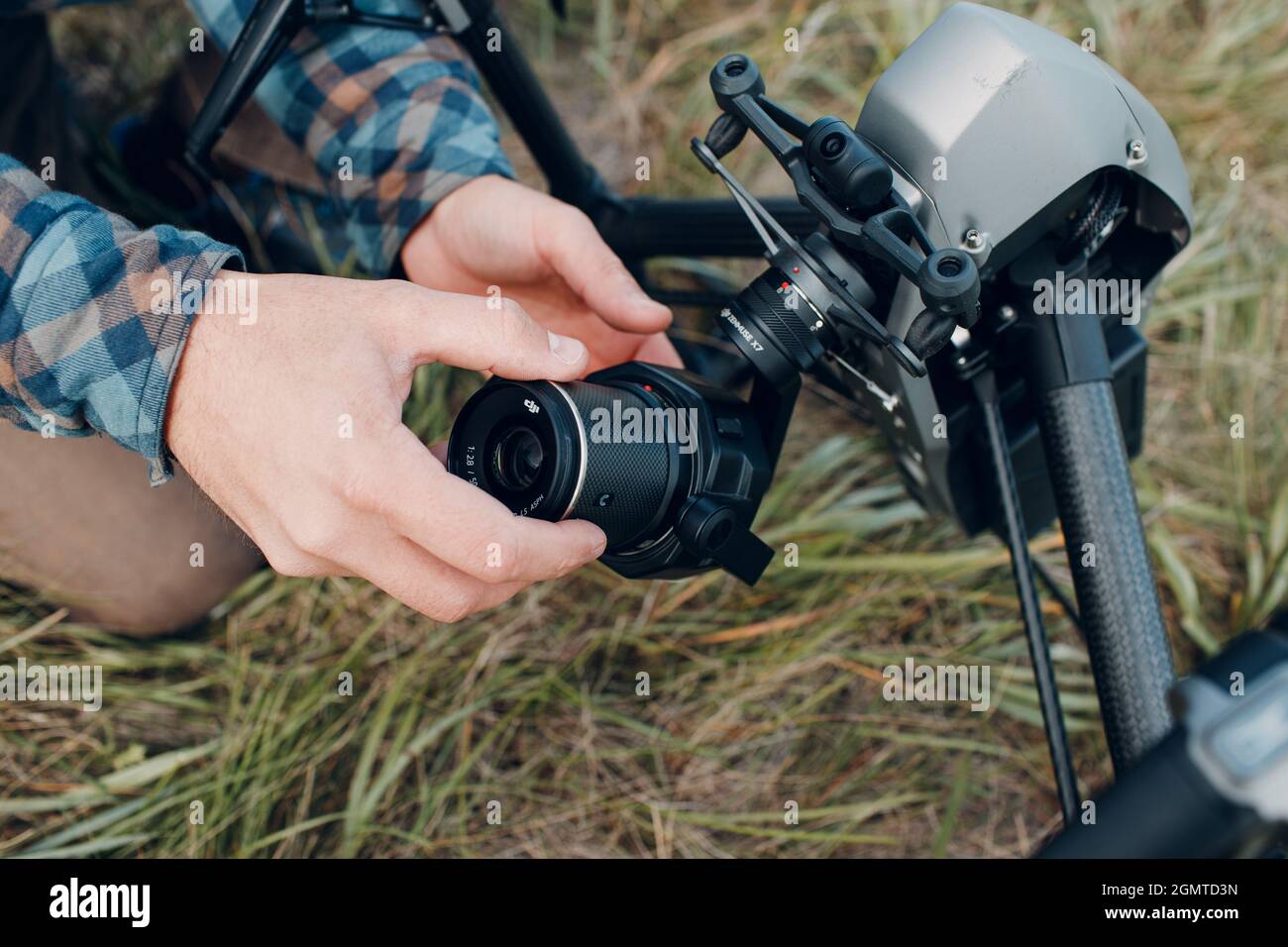 New York, USA - 18. SEPTEMBER 2021: Man Pilot überprüft die Quadcopter-Drohne DJI Inspire 2 und setzt das Zenmuse X7-Objektiv vor dem Flug und den Dreharbeiten mit der Kamera an Stockfoto