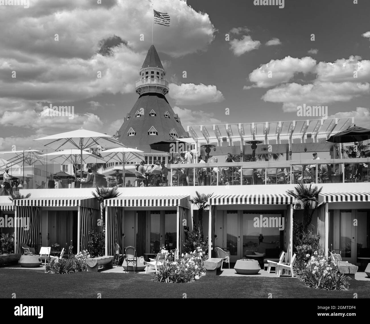 Das berühmte viktorianische Strandhotel del Coronado mit Türmchen und luxuriösen Räumen wurde durch moderne Cabana-Designelemente ergänzt, die in der Nähe von San Diego, CA, Stockfoto