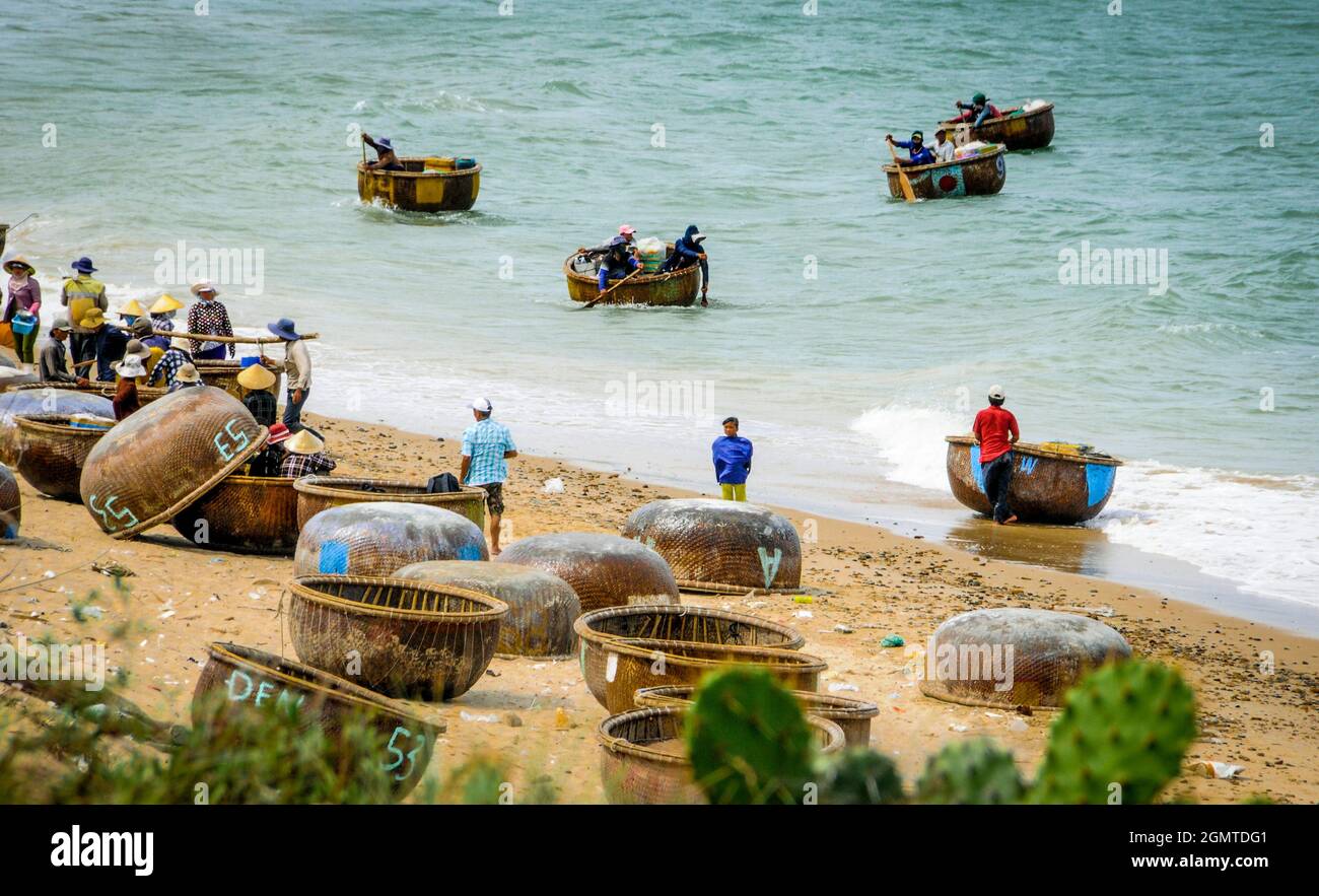 Fischerboot zurück vom Meer in der Provinz Binh Thuan Stockfoto